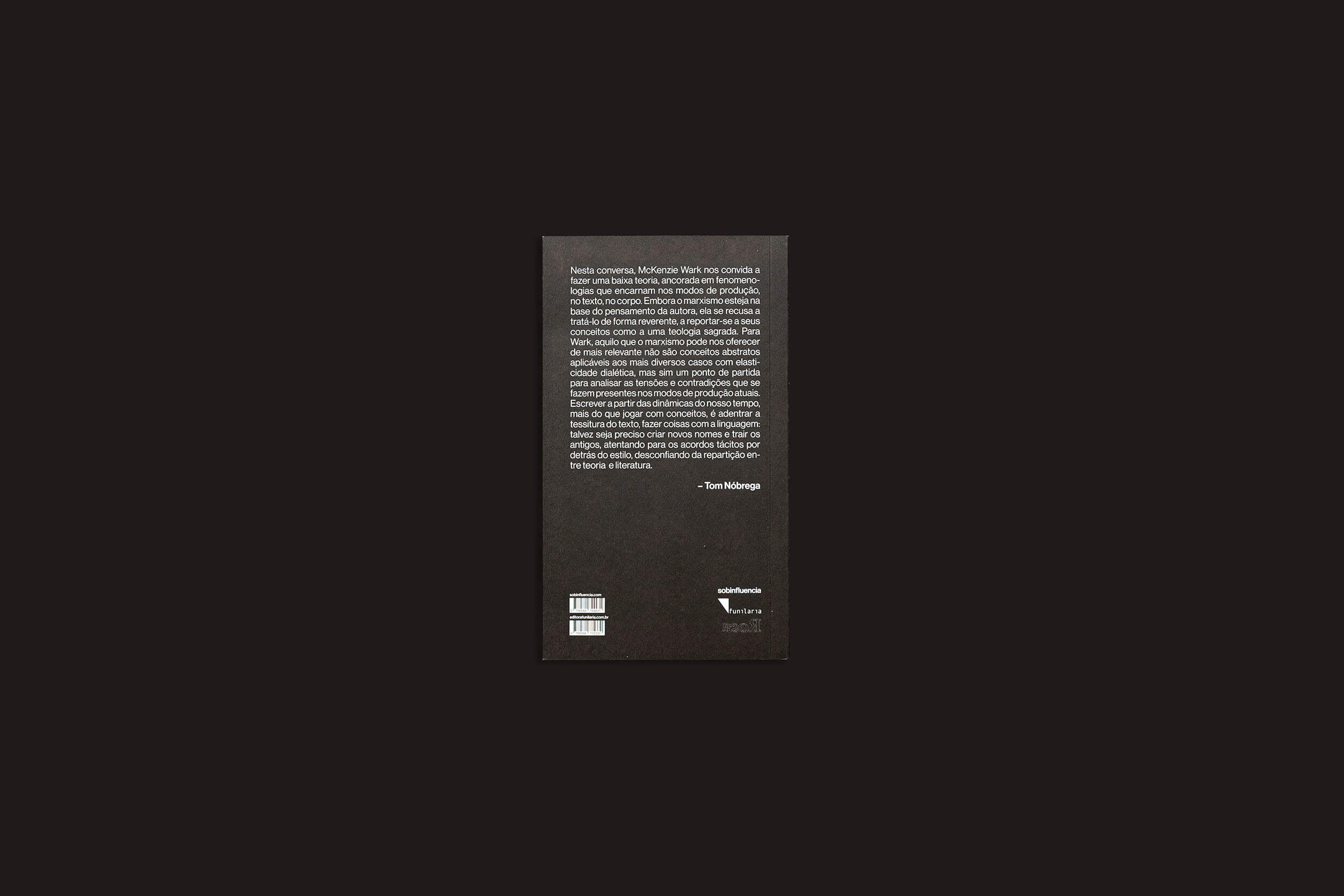 Um objeto retangular preto com texto branco apresenta uma citação de Tom Ford, pequenos logotipos e a etiqueta de 50 mL. Este produto sofisticado da sobinfluencia exibe seu apelo global por meio de texto multilíngue e ecoa a precisão da tecnologia avançada. Nome do produto: "Mckenzie Wark: Uma conversa sobre tecnologia como gênero e outras fenomenologias encarnadas.