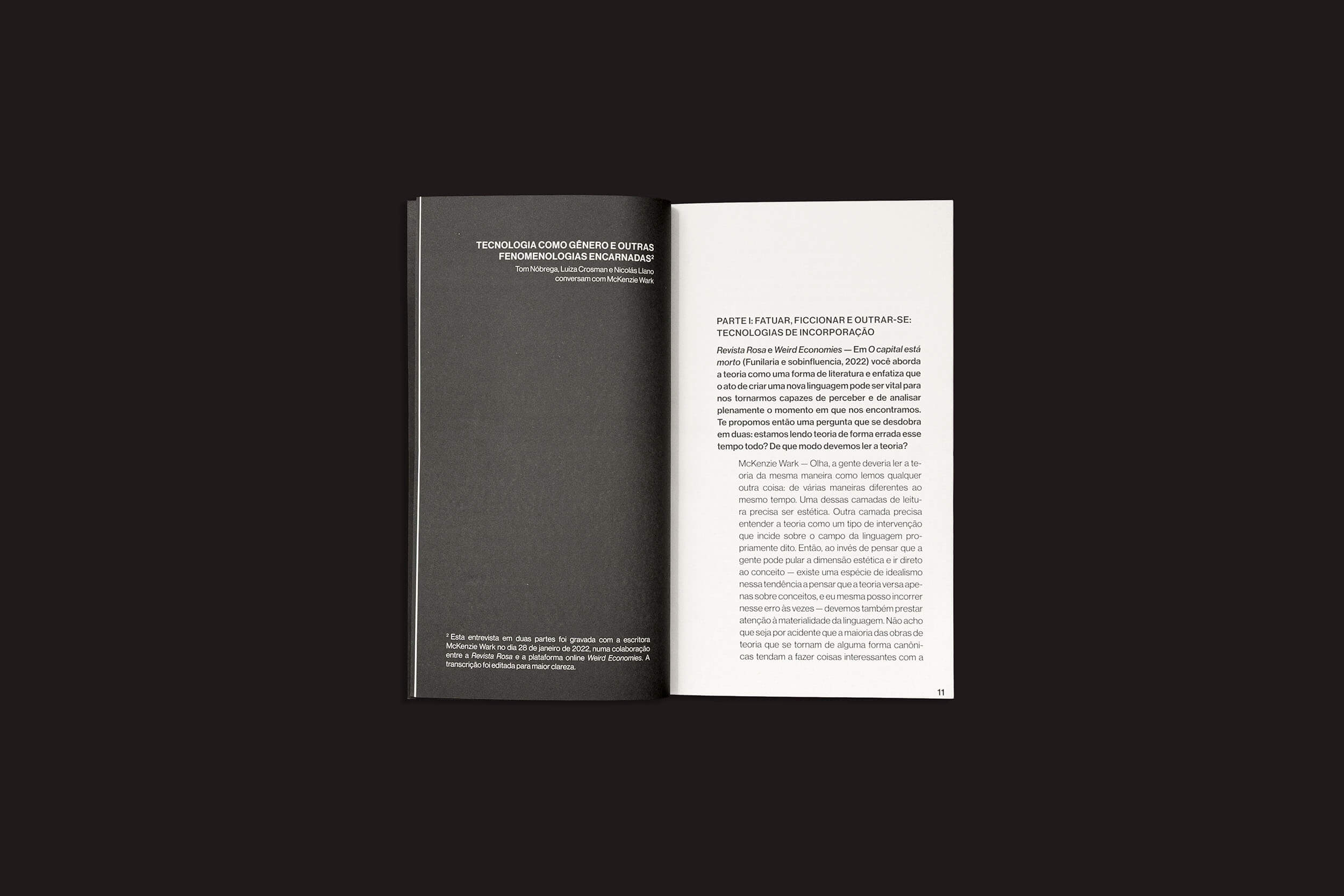 Um livro aberto em um fundo escuro exibe contraste: a página esquerda, escura com texto branco, se opõe à direita, branca com texto preto. Os segmentos em espanhol exploram temas filosóficos semelhantes a "Uma conversa sobre tecnologia como gênero" de Mckenzie Wark por sobinfluencia, possivelmente através de uma lente marxista.