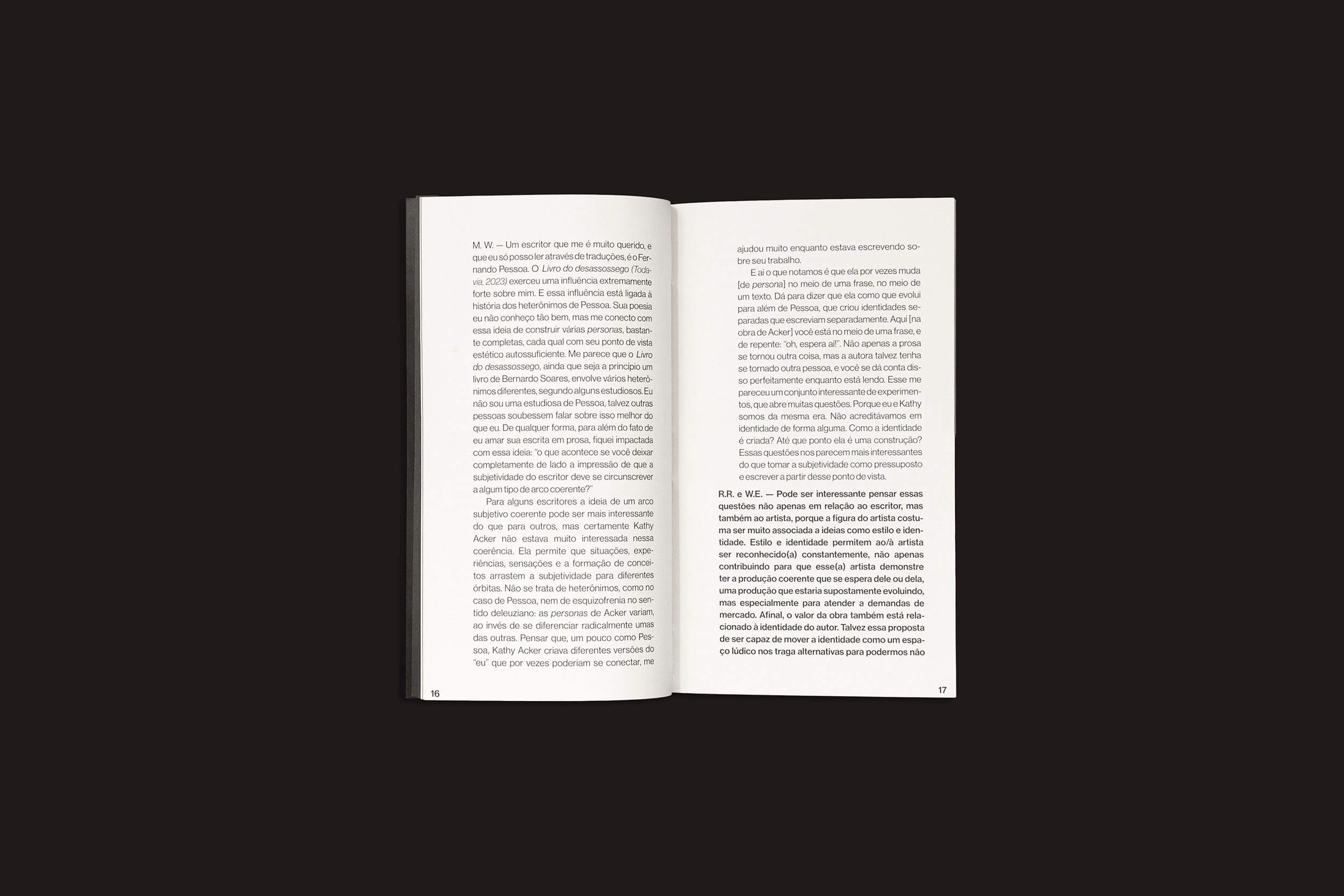 O livro aberto, "Mckenzie Wark: Uma conversa sobre tecnologia como gênero e outras fenomenologias encarnadas" de sobinfluencia, traz duas páginas de texto em idioma semelhante ao português. O lado esquerdo explora principalmente temas do marxismo, enquanto o lado direito fornece insights sobre modos de produção num cenário sombrio.