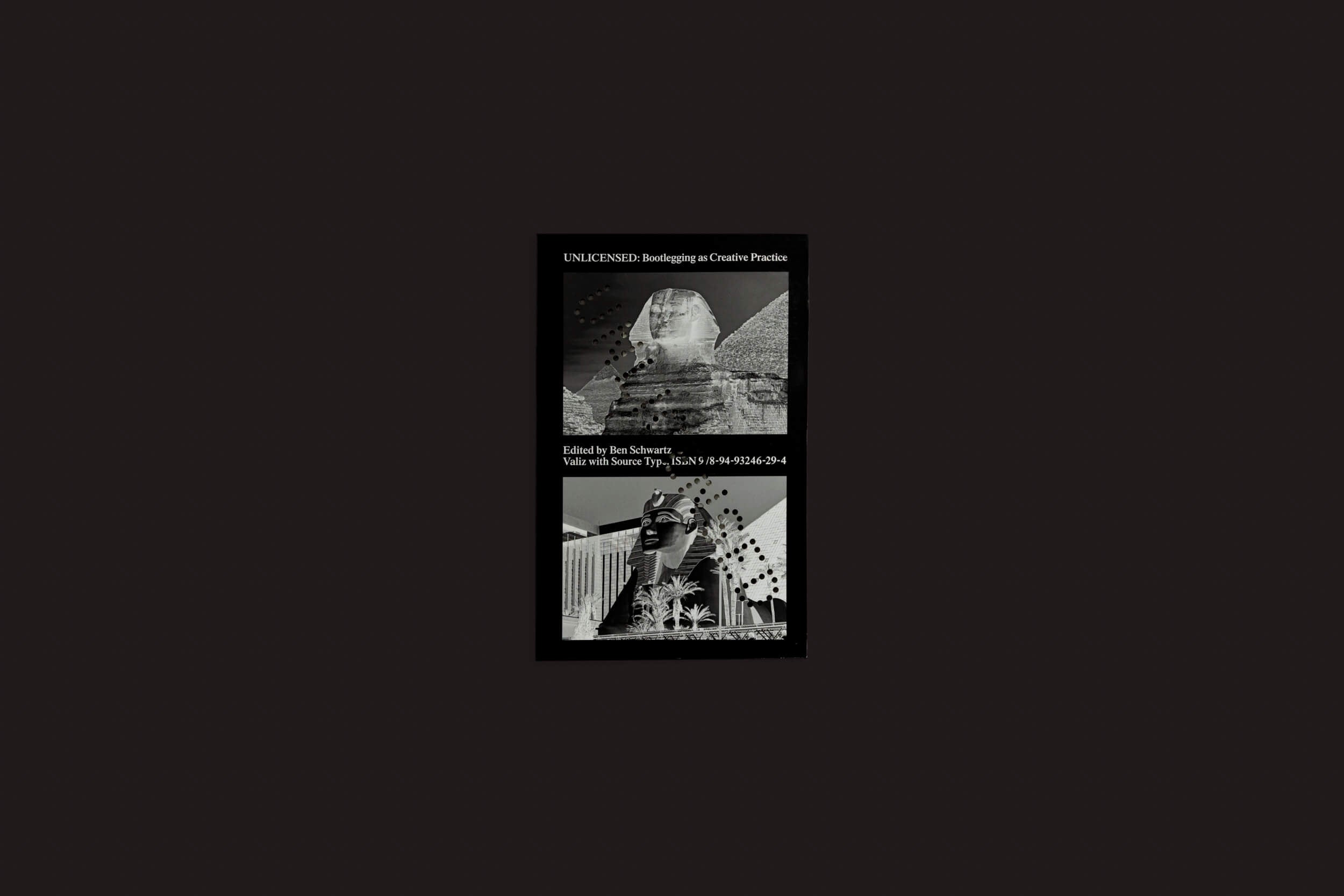 A capa em preto e branco de Ben Schwartz: UNLICENSED – Bootlegging As a Creative Practice de Valiz apresenta texturas abstratas e padrões geométricos. Editado por Noni Brynjolson, ele explora técnicas de bootlegging com textos e entrevistas de vários autores.