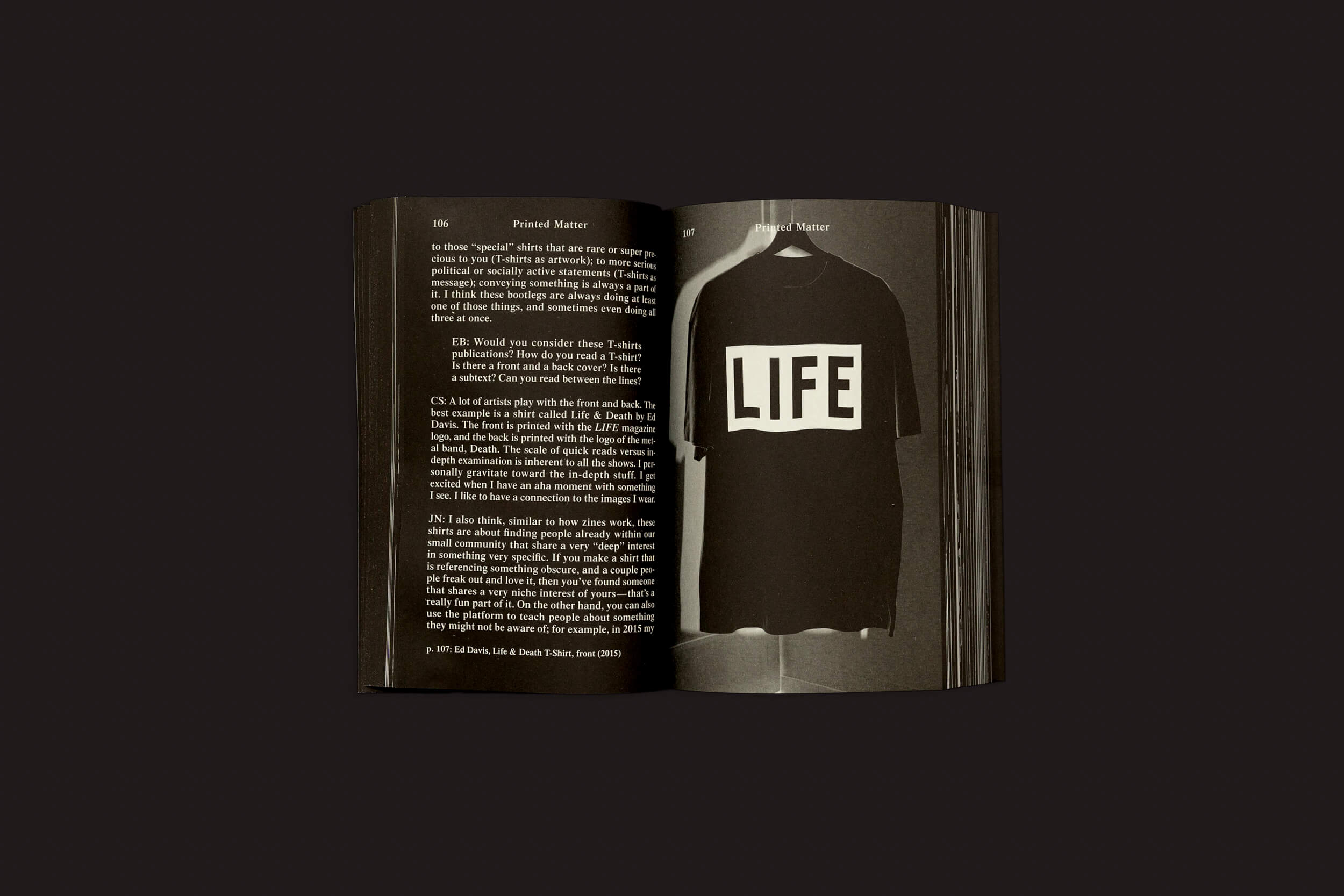 As páginas abertas de Ben Schwartz: UNLICENSED – Bootlegging As a Creative Practice de Valiz apresentam uma camiseta monocromática com LIFE impresso em negrito, capturando a criatividade em movimento contra um fundo escuro, contando histórias e entrevistas vibrantes.