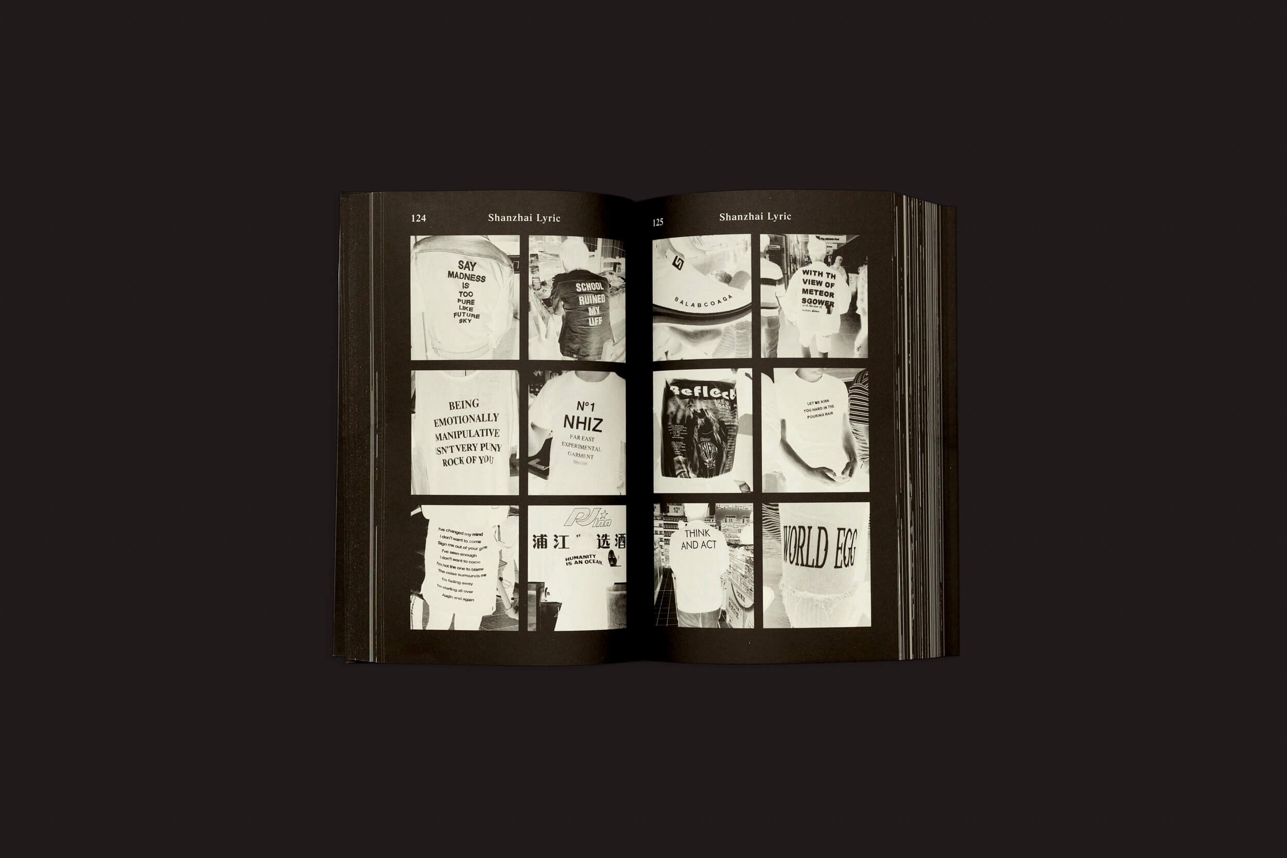 Um livro aberto, Ben Schwartz: UNLICENSED – Bootlegging As a Creative Practice, de Valiz, exibe páginas de fotos artísticas com camisetas com textos em negrito sobre um fundo preto, destacando as imagens e exibindo uma criatividade única.