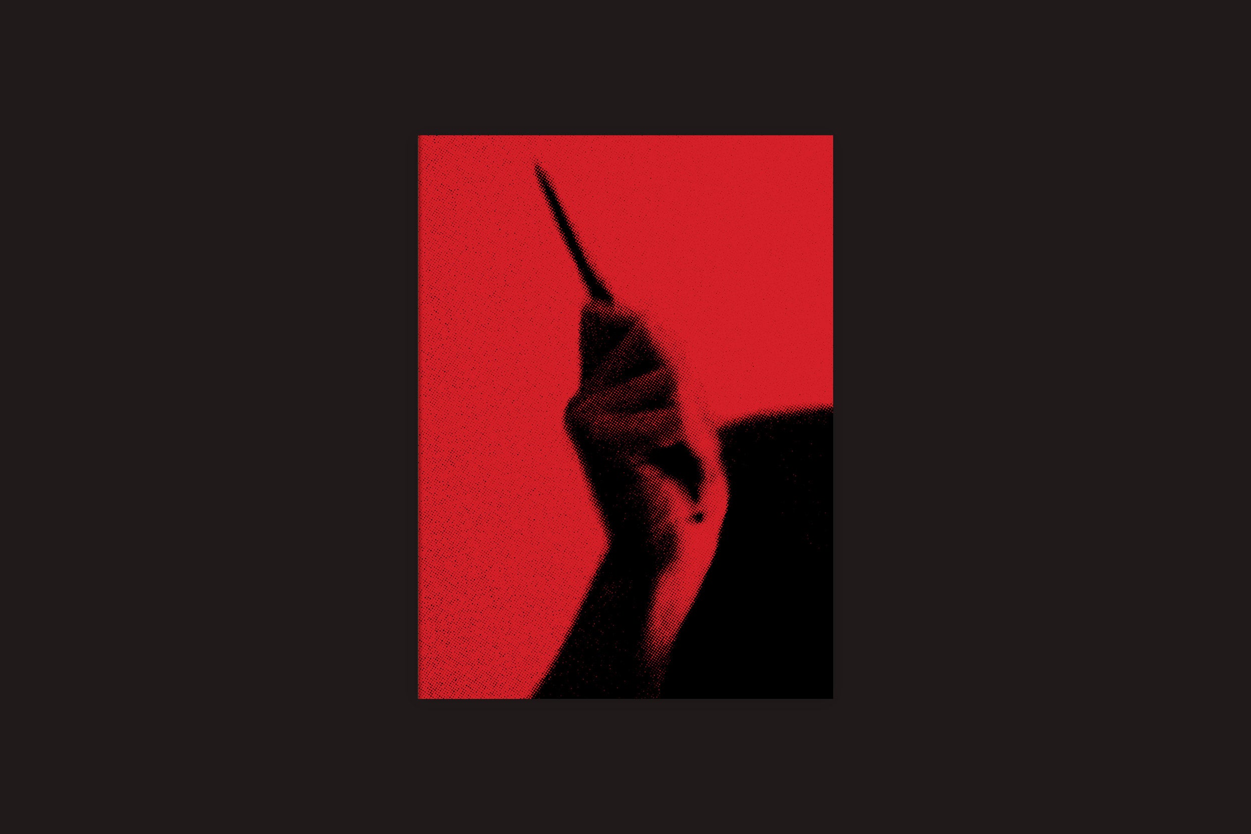 Uma imagem granulada e de alto contraste de uma mão segurando um objeto pontiagudo contra o vermelho evoca a solidão e a memória fragmentada, ecoando os temas de "André Djanikian: Algunos sentimientos no cambian junto a las estaciones", de Selo Turvo.