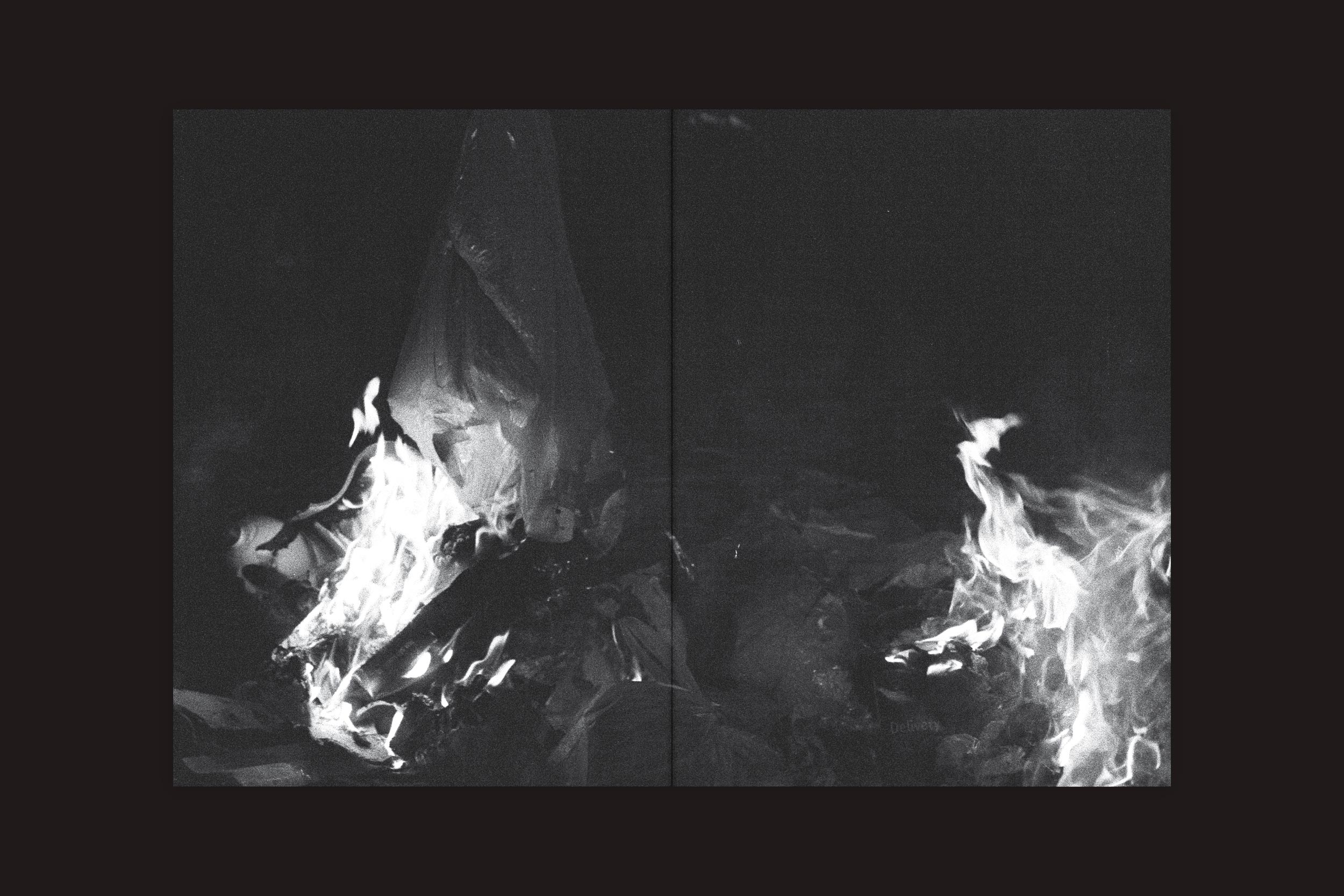 Uma foto em preto e branco para André Djanikian: Algunos sentimientos no cambian junto a las estaciones (Selo Turvo) mostra chamas queimando plástico e detritos no escuro, evocando memória e solidão em um cenário sombrio.
