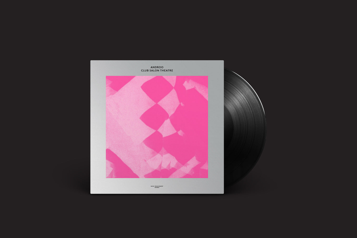 Um disco de vinil emerge parcialmente de uma capa cinza exibindo um desenho geométrico abstrato rosa. O texto exibe Androo: Club Salon Theatre, refletindo a vibração Music From Memory. Um fundo preto realça a profundidade desta peça intrigante.