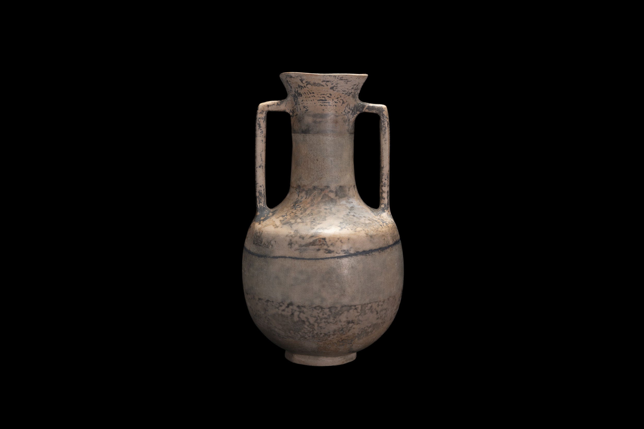 Ânfora#4, de Derek Tasker-Norton, é um vaso alto de cerâmica em estilo antigo, com duas alças verticais, gargalo estreito e corpo redondo. Feito com cerâmica artesanal e técnica de queima experimental, seu aspecto envelhecido evoca a antiguidade em preto.