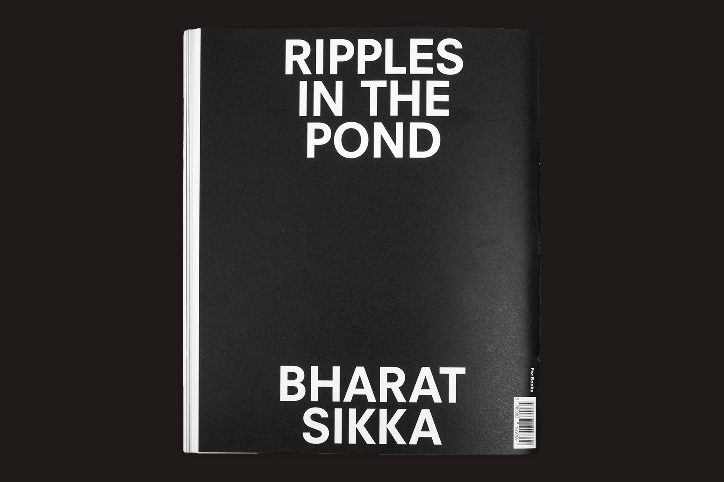 A capa preta de um livro da Fw:Books apresenta um texto em negrito e branco - "Ripples in the Pond" na parte superior e "Bharat Sikka" abaixo - fazendo referência a uma investigação fotográfica das lagoas de Calcutá, com um código de barras na borda inferior direita.