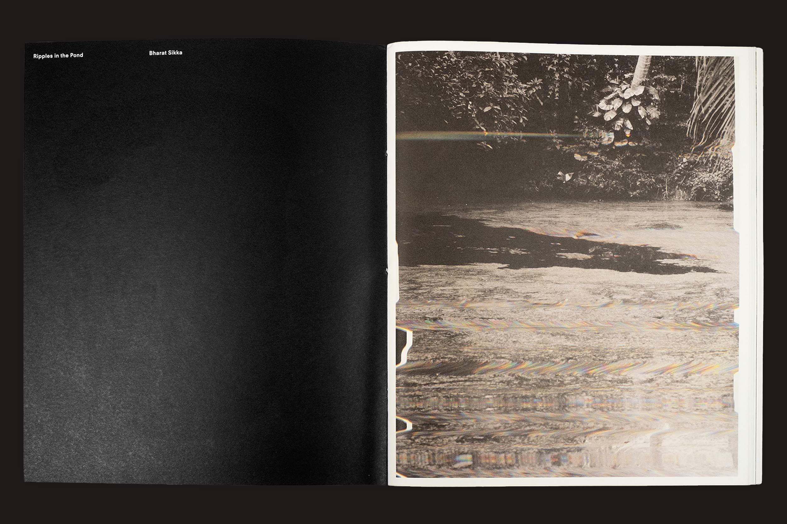 Um livro aberto da Fw:Books, "Bharat Sikka: Ripples in the Pond", mostra uma página esquerda preta com o título e o artista, e uma página direita com uma foto em preto e branco de água refletindo árvores, inspirada nas lagoas de Calcutá.