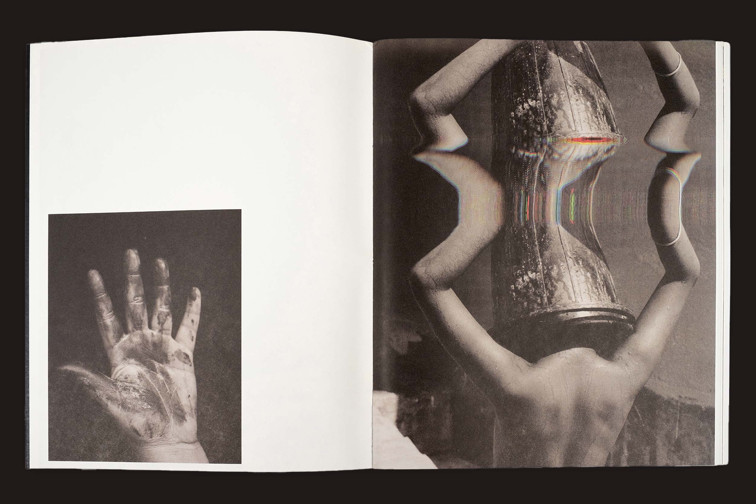 Um livro aberto de "Bharat Sikka: Ripples in the Pond", da Fw:Books, mostra uma foto de mão em preto e branco à esquerda e uma imagem surreal de alguém segurando uma ampulheta grande e distorcida com as duas mãos em Makharda à direita.