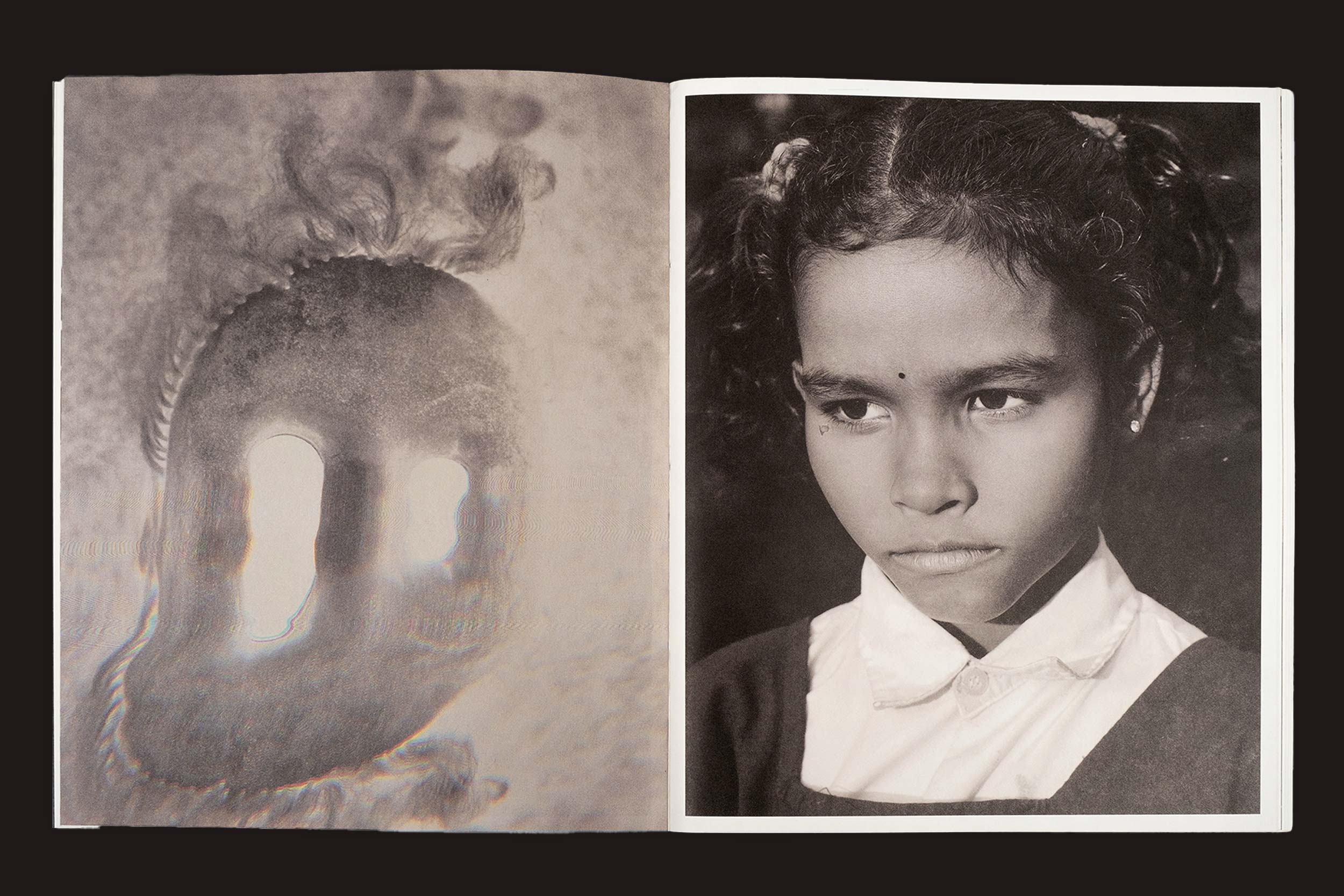 Em "Bharat Sikka: Ripples in the Pond", da Fw:Books, um livro aberto revela um rosto distorcido com olhos brilhantes na página esquerda e um retrato em preto e branco de uma garota séria na direita, sugerindo uma investigação fotográfica em andamento.