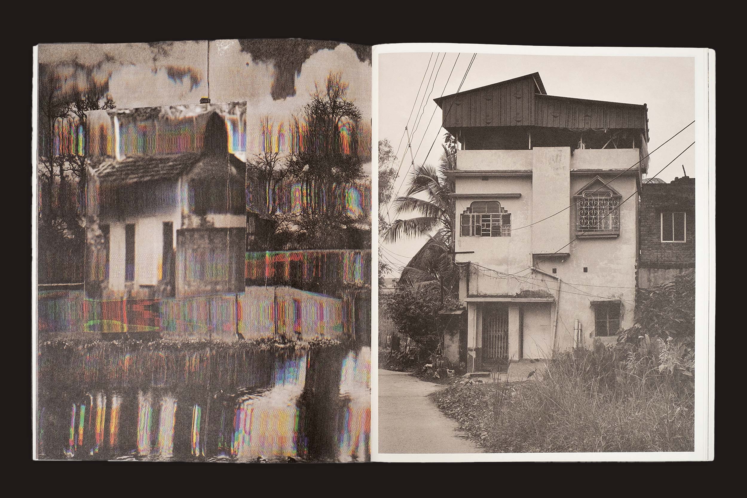 Um livro aberto, "Bharat Sikka: Ripples in the Pond", da Fw:Books, mostra uma casa com falhas, em tons de arco-íris, à esquerda, e uma foto nítida em preto e branco de uma casa de dois andares ao lado de lagoas tranquilas e vegetação exuberante, à direita.