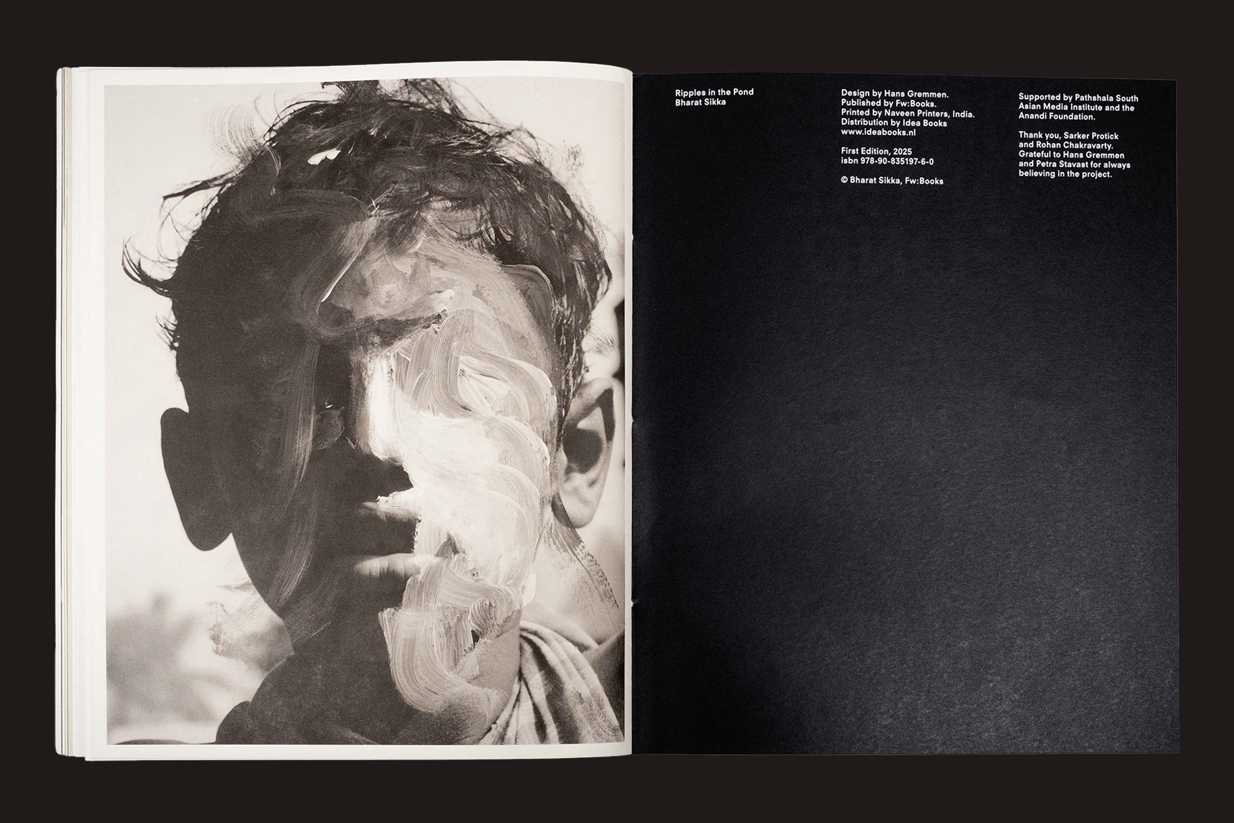 Um retrato em preto e branco, parcialmente oculto por pinceladas brancas, aparece na página esquerda de Bharat Sikka: Ripples in the Pond, da Fw:Books; a página direita exibe texto branco em um fundo preto sólido, criando um contraste visual impressionante.