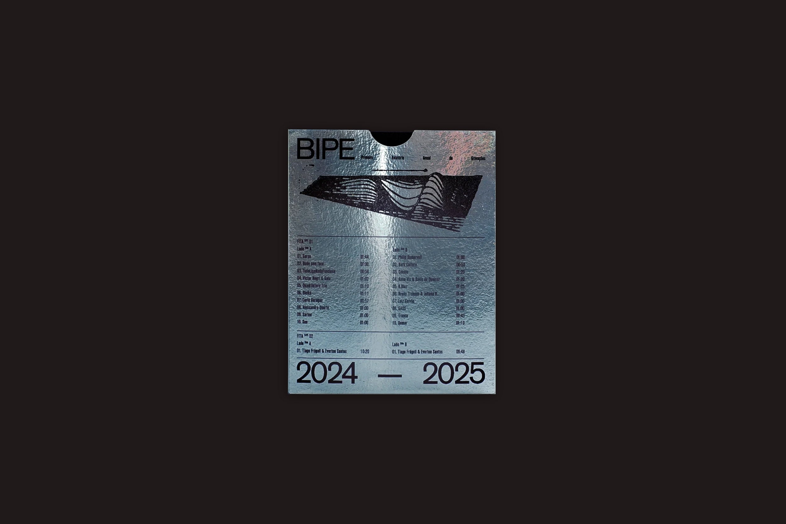 Um cartão BIPE prata metálico apresenta "BIPE: Primeiro Relatório Anual de Gravações 2024 - 2025" na parte superior, um padrão geométrico preto no centro, datas e locais abaixo, e evoca a nostalgia da fita cassete com sua seção inferior escura.