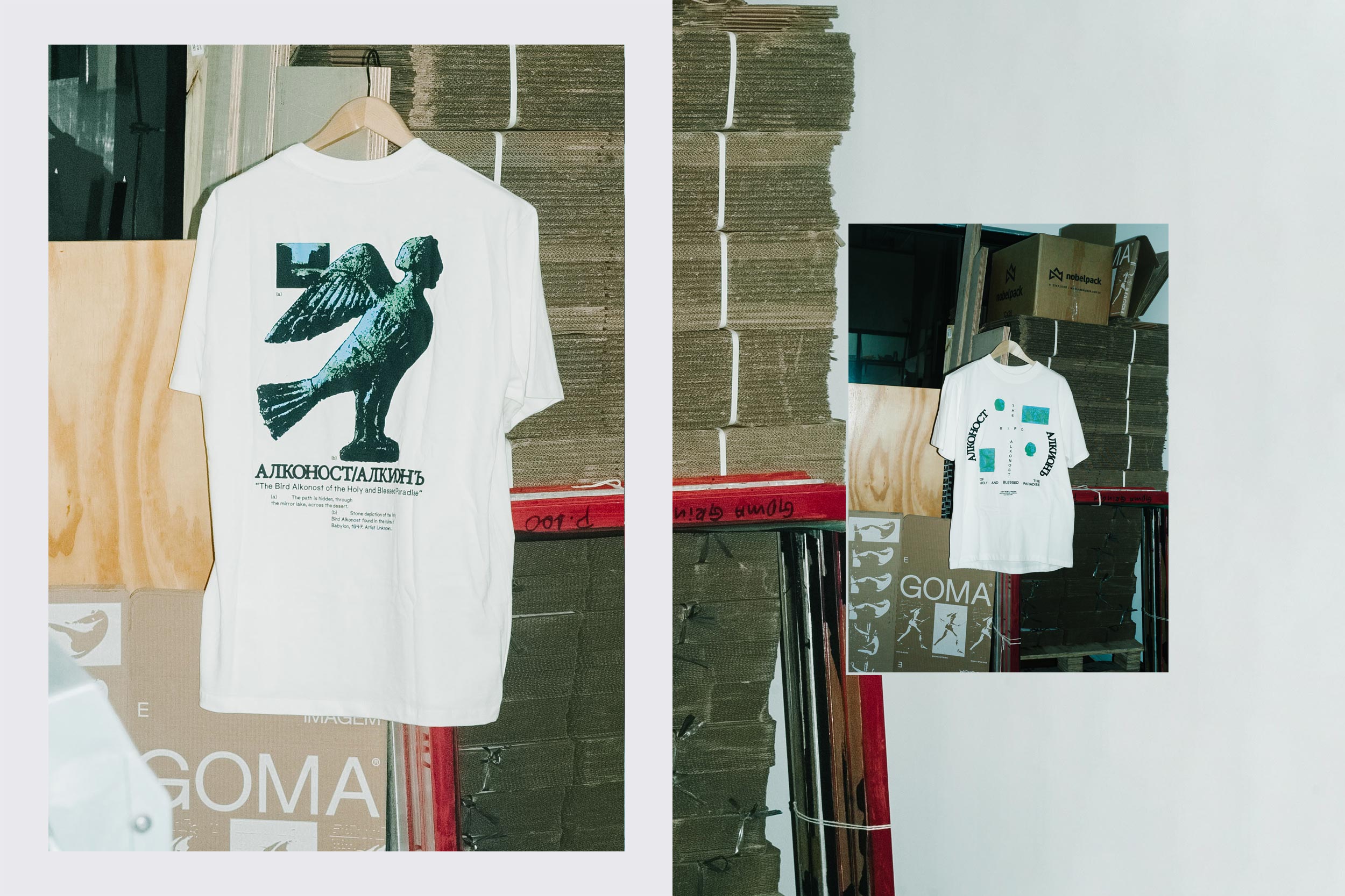 Uma camiseta branca de grandes dimensões da GOMA®, "The Bird Alkonost of the Holy and Blessed Paradise" (O pássaro Alkonost do Paraíso Sagrado e Abençoado), está pendurada diante de caixas empilhadas. Ela apresenta uma estátua alada verde e um texto em cirílico na frente, com mais gráficos no verso. Fabricado em 100% algodão.