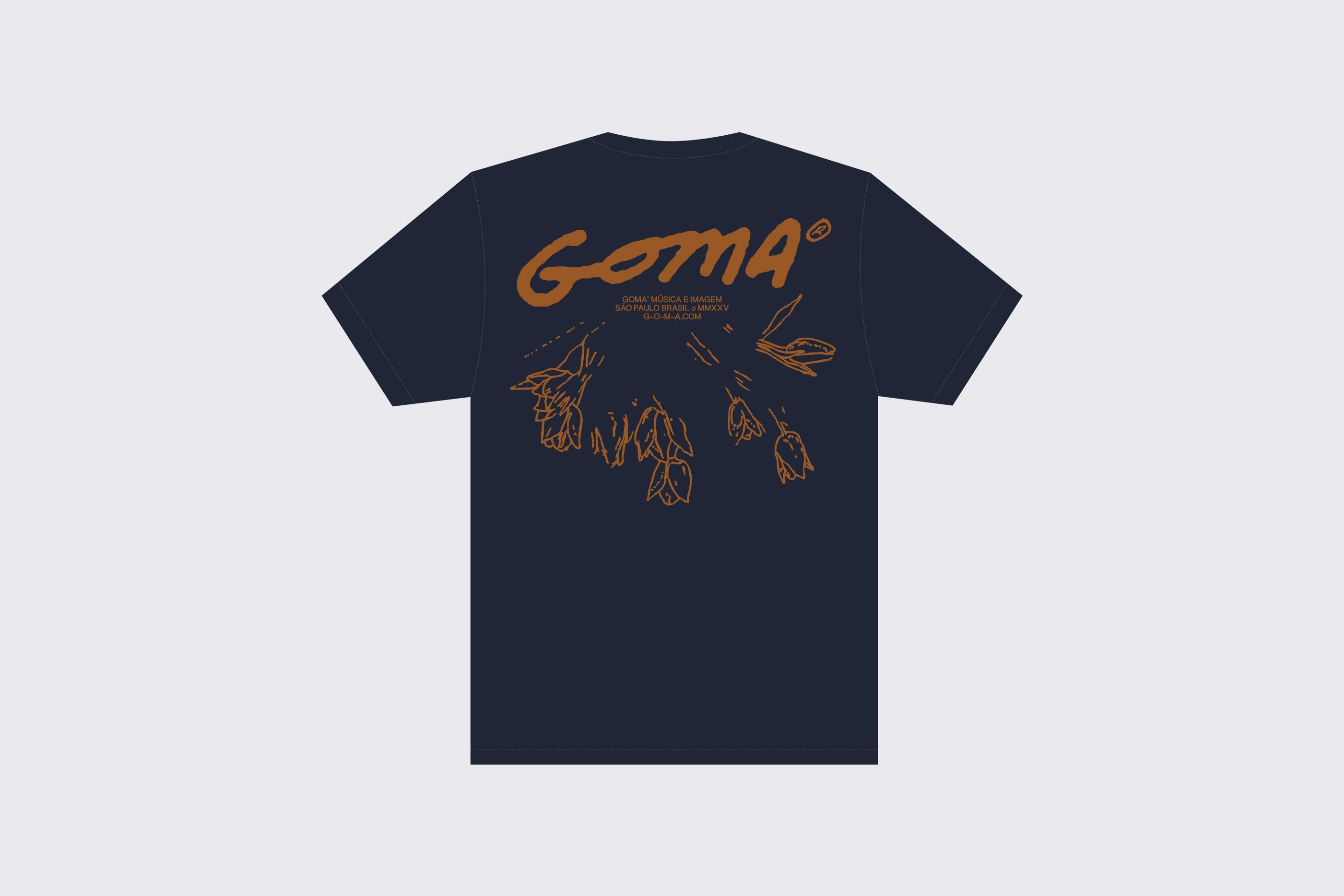 A Flores Ferrugem é uma camiseta unissex oversized azul-marinho da GOMA®, com texto GOMA® marrom grande e cigarras desenhadas à mão nas costas, confeccionada em algodão macio com texto menor abaixo do logotipo.