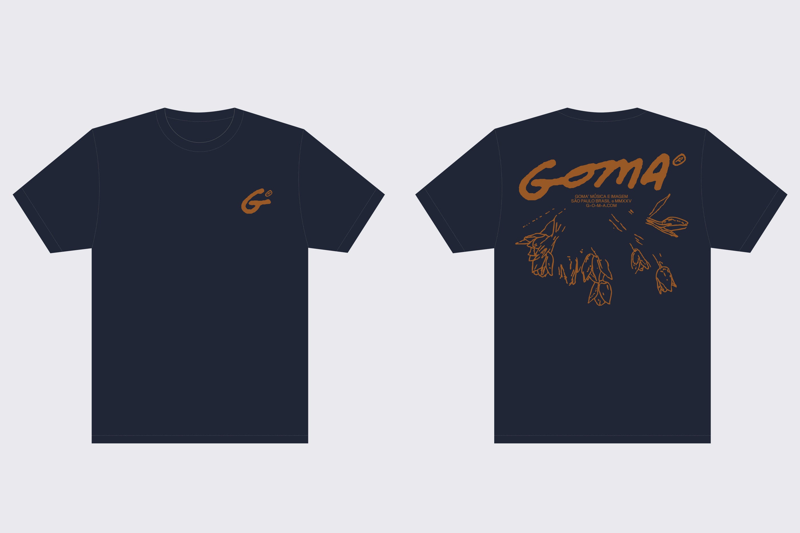 Camiseta unissex oversized Flores Ferrugem da GOMA®, azul marinho em algodão, logotipo "G°" laranja no peito e grande estampa nas costas: texto "GOMA", borboletas desenhadas à mão e detalhes em texto abaixo do logotipo.