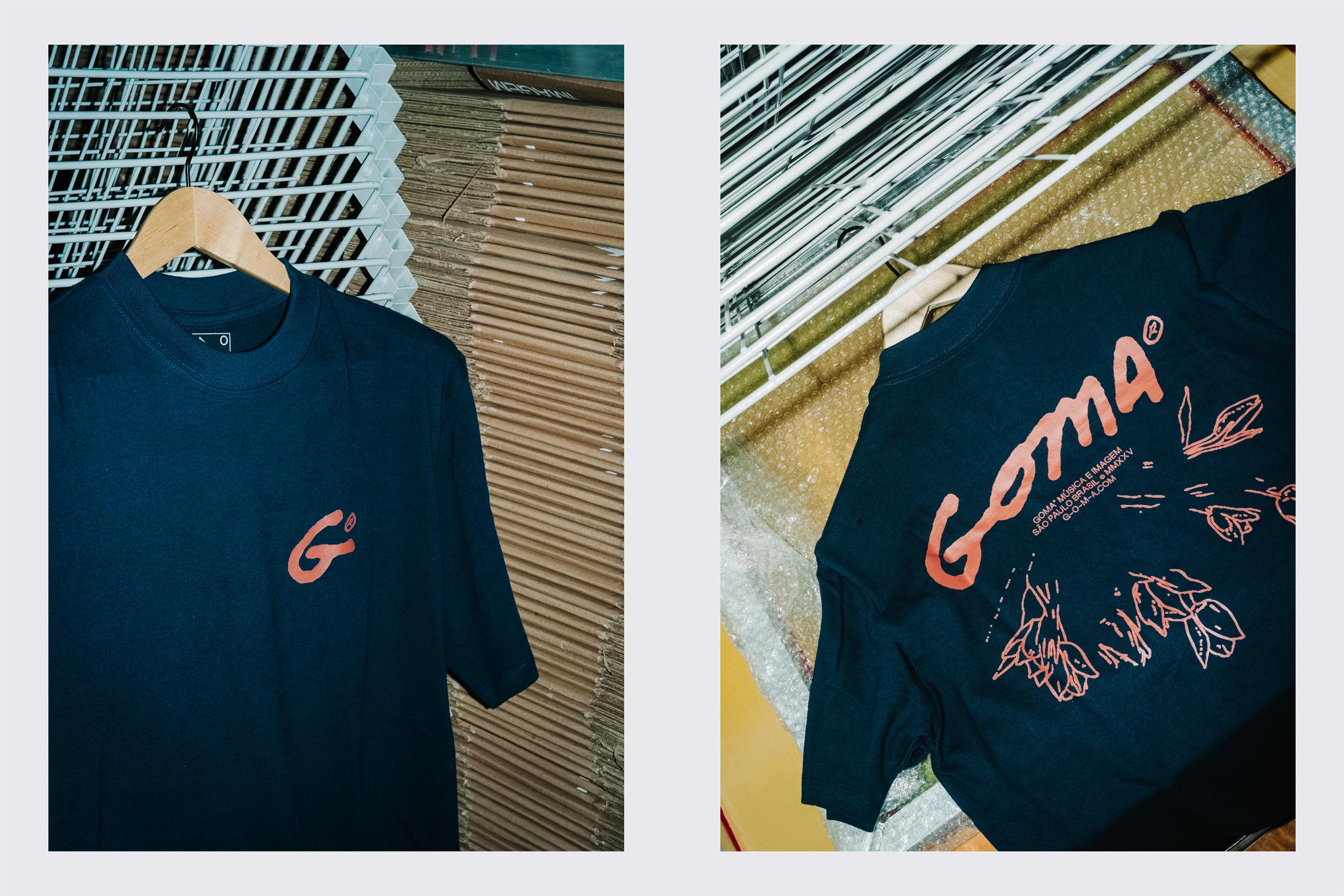 A camiseta de algodão azul-marinho Flores Ferrugem oversized da GOMA® está pendurada em um cabide de madeira. A frente apresenta um logotipo G vermelho; a parte de trás mostra "GOMA" com mão vermelha e gráficos abstratos. Os dois lados unissex são exibidos lado a lado.