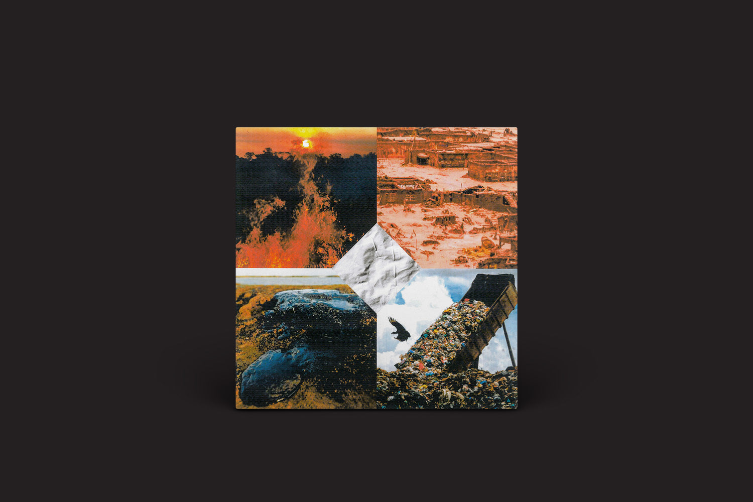 Uma colagem inspirada em Deaf Kids: Ritos Do Colapso do Nada Nada Discos, misturando um pôr do sol ardente, uma terra desolada, uma montanha nevada e um aterro sanitário - tudo em uma tela no estilo punk transcendental contra um fundo escuro.