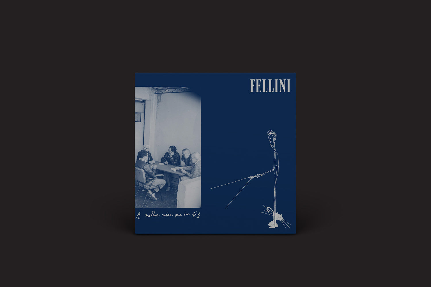 A capa quadrada de "Fellini: A Melhor Coisa Que Eu Fiz (84-90)", da Nada Nada Discos, mostra uma foto monocromática de quatro homens à esquerda, com sua vibe pós-punk e nome no alto à direita e um boneco de palito abaixo, tudo sobre um fundo azul escuro.