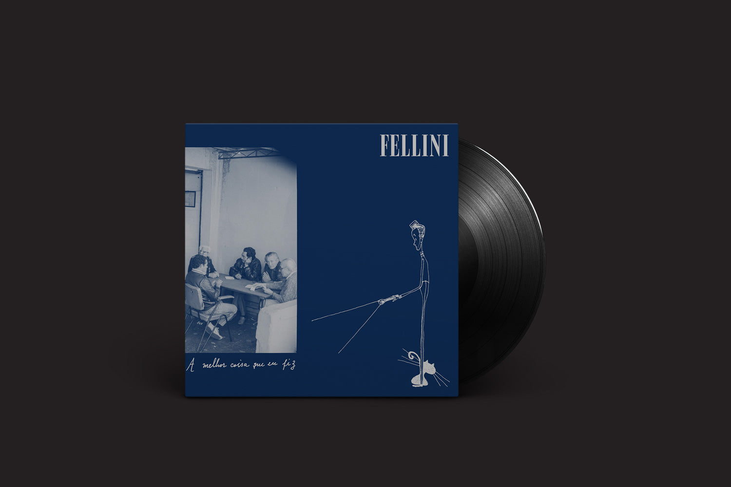 Um disco de vinil desliza de uma capa azul da Nada Nada Discos com o título "Fellini: A Melhor Coisa Que Eu Fiz (84-90)", icônica na cena pós-punk brasileira, mostrando quatro pessoas em uma mesa com arte de linha minimalista em um fundo cinza escuro.
