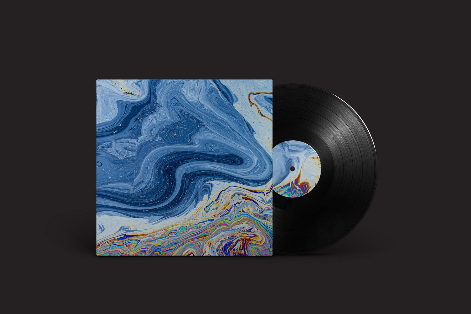 Disco de vinil parcialmente fora da capa, apresentando um design abstrato em espiral semelhante a Crush do Floating Points. O padrão marmorizado azul e branco lembra lançamentos selecionados do Ninja Tune, em um cenário escuro.