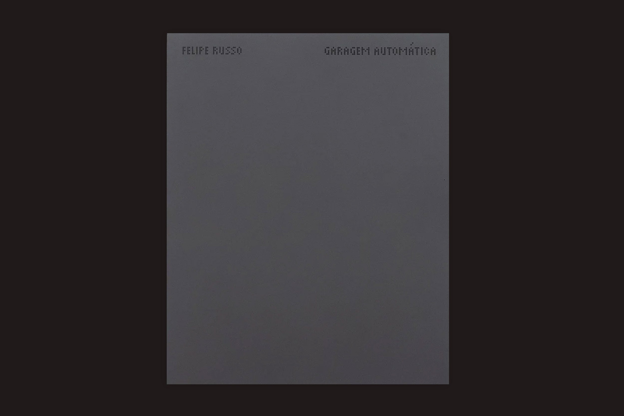 Capa cinza escuro com texto mínimo: "Felipe Russo" no canto superior esquerdo, "Garagem Automática" no canto superior direito. Este livro da Auto-edição explora a arquitetura do estacionamento automatizado de São Paulo por meio de fotografias impressionantes.