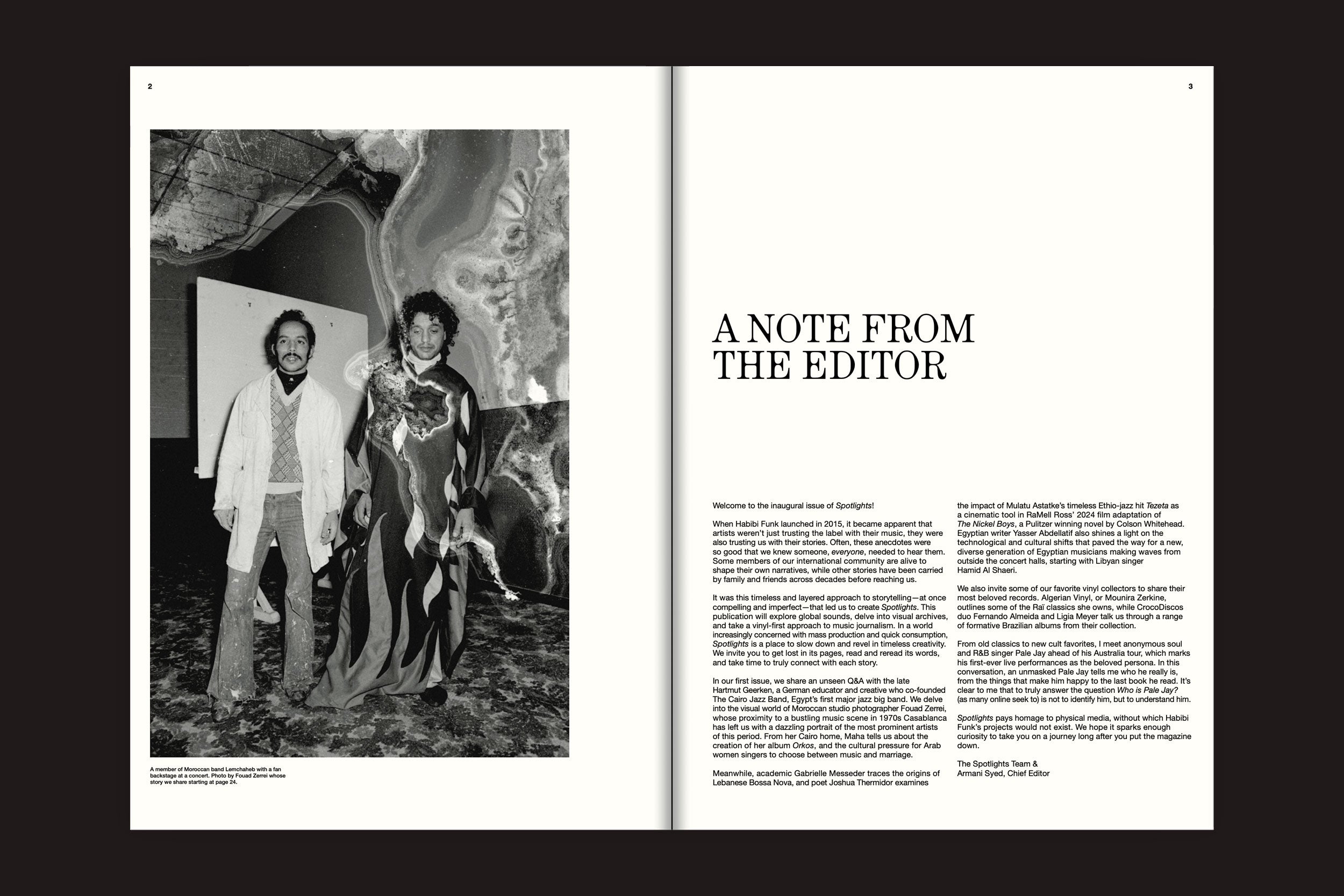 Uma página da Habibi Funk Print 001: Spotlights Magazine de Habibi Funk mostra uma foto em preto e branco de duas pessoas à esquerda e uma carta do editor, "A Note from the Editor", sobre música árabe e crítica musical, à direita.