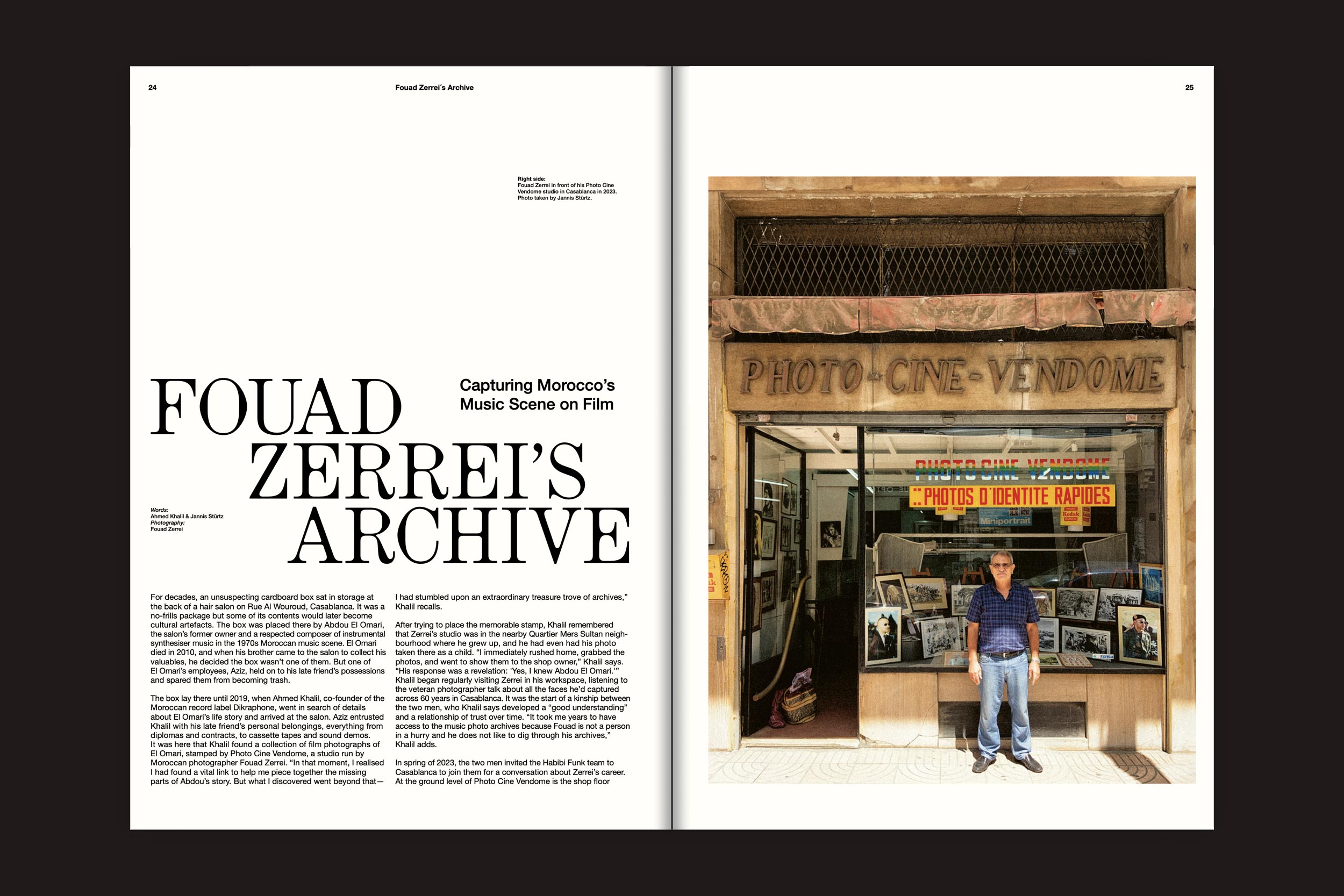 Uma página da Habibi Funk Print 001: Spotlights Magazine apresenta um artigo sobre o Arquivo de Fouad Zerrei, combinando o texto com uma foto de um homem do lado de fora de uma loja de fotos vintage, capturando a vibração nostálgica da Habibi Funk.