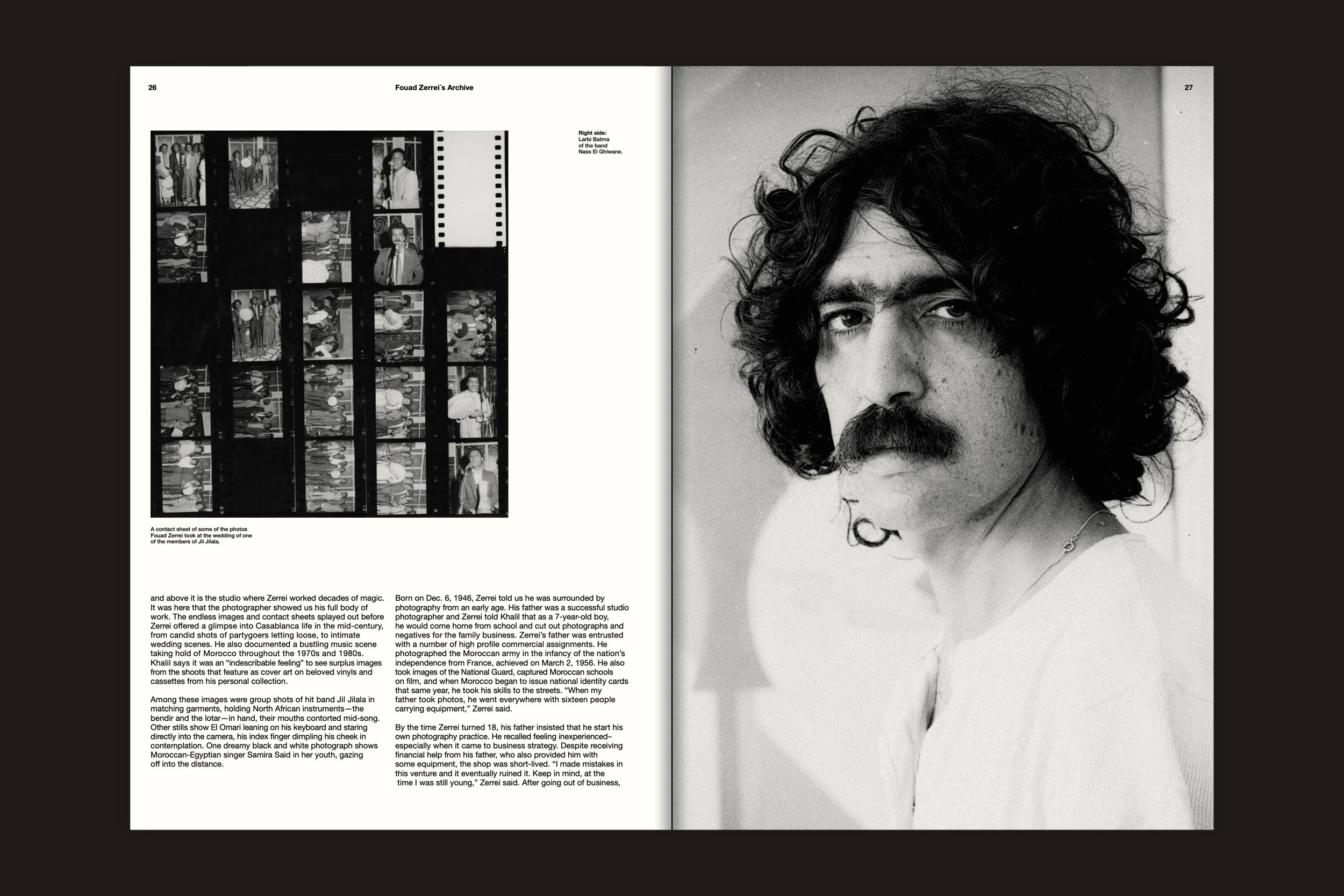 Habibi Funk Print 001: A Spotlights Magazine de Habibi Funk apresenta um retrato em preto e branco de um homem de cabelos cacheados com bigode, uma folha de contato e um texto de crítica musical, apresentando música árabe em um layout limpo e minimalista.