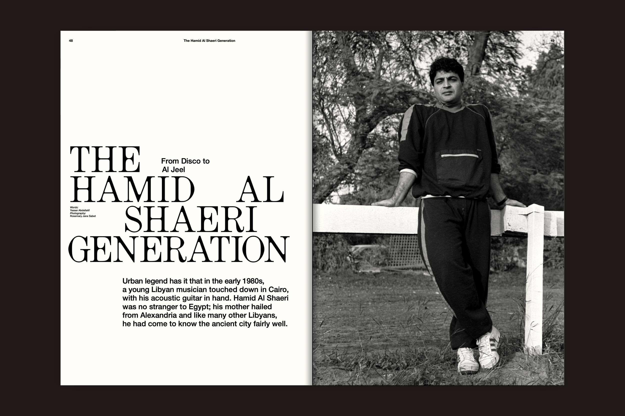 A Habibi Funk Spotlights Magazine apresenta a manchete "The Hamid Al Shaeri Generation" (A geração Hamid Al Shaeri) em negrito à esquerda, com uma foto em preto e branco de um homem em roupas casuais ao lado de uma cerca branca, mostrando a influência da música árabe.