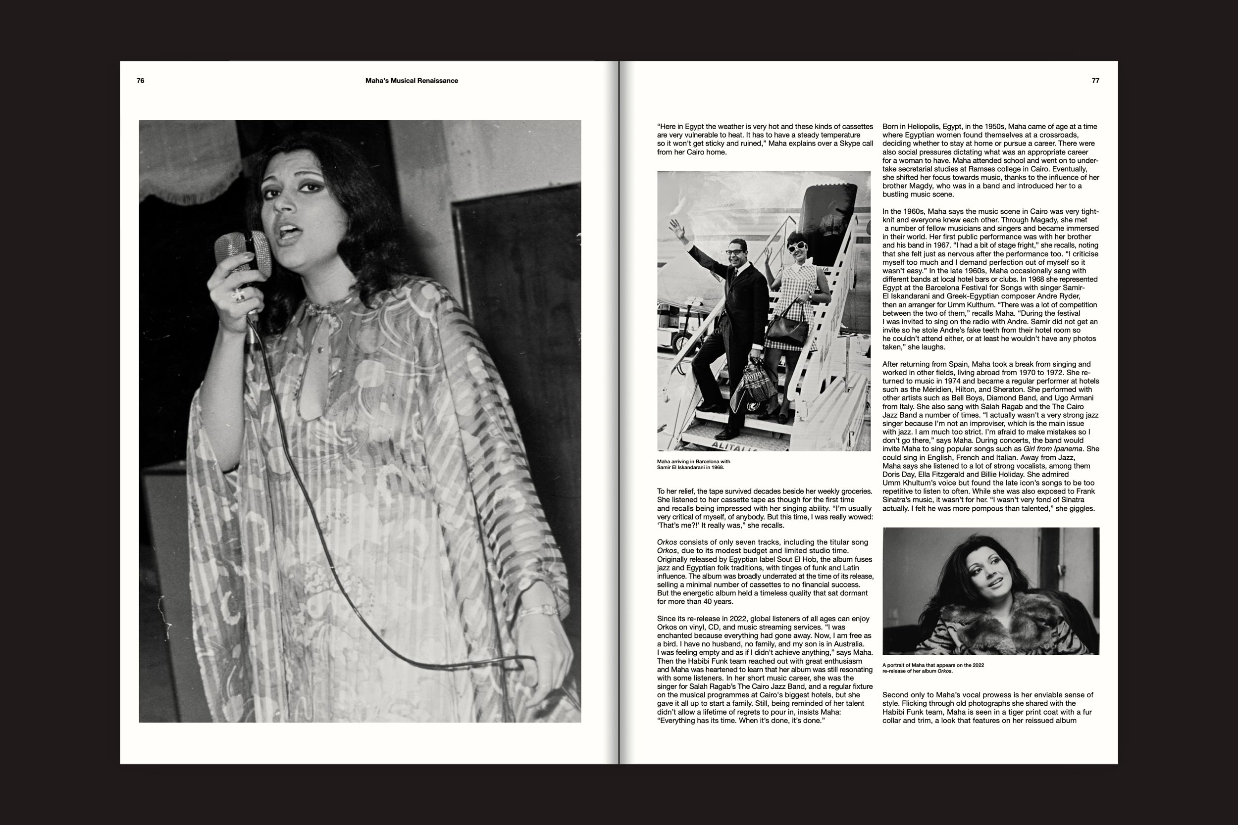 Uma página da Habibi Funk Print 001: Spotlights Magazine mostra uma foto em preto e branco de uma mulher em trajes do sul da Ásia cantando (à esquerda), com uma crítica musical, um homem no palco e um retrato da mulher à direita. Marca: Habibi Funk.