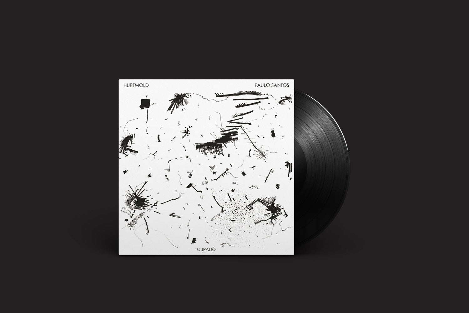 Um disco de vinil parcialmente fora de uma capa branca com respingos abstratos de tinta preta. A capa mostra "Hurtmold, Paulo Santos: Curado" na parte superior e é lançado pela Nada Nada Discos, ícones da música instrumental.