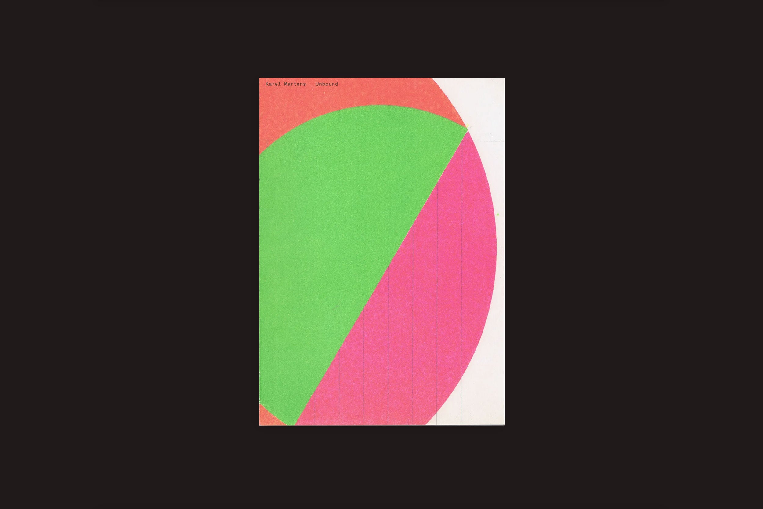 Um design gráfico para "Karel Martens: Unbound" da Roma Publications apresenta formas geométricas sobrepostas - um grande círculo rosa e um triângulo verde em um quadrado branco, tudo dentro de uma moldura preta - refletindo o estilo do livro de artista no Stedelijk Museum Amsterdam. Texto mínimo no canto superior esquerdo.