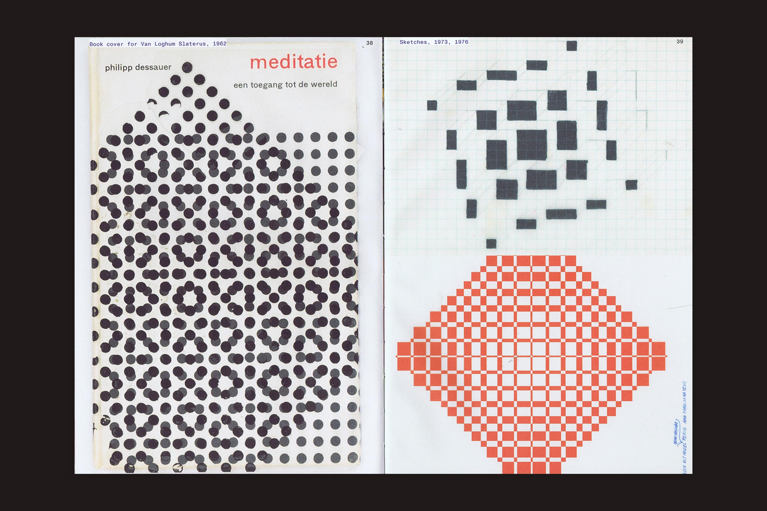 À esquerda, a capa de "Karel Martens: Unbound" (Roma Publications) apresenta pontos pretos formando hexágonos; à direita, grades geométricas em preto e vermelho ilustram o estilo característico de Martens visto no Stedelijk Museum Amsterdam.