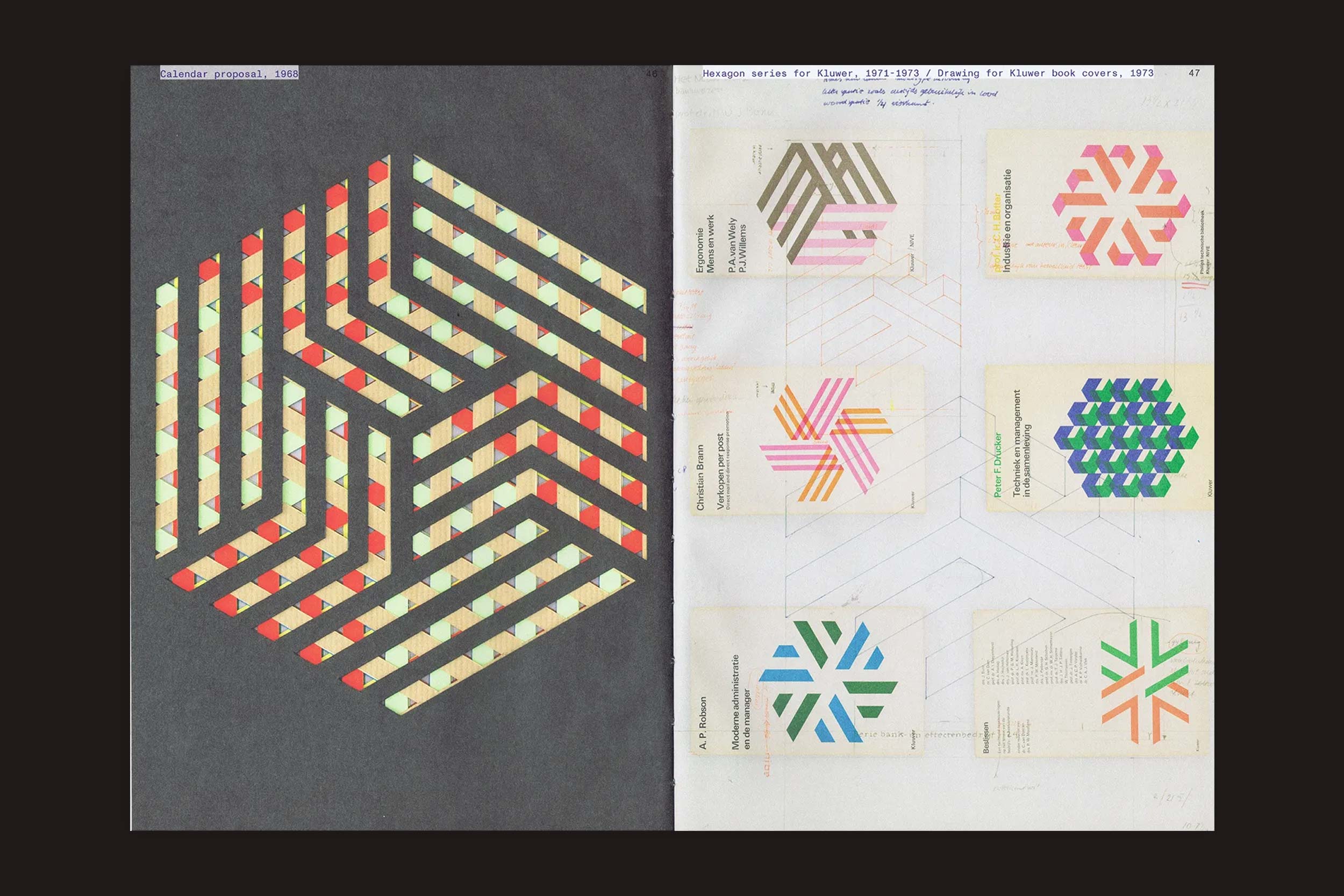Uma página de duas páginas em Karel Martens: Unbound da Roma Publications apresenta padrões hexagonais vibrantes ao lado de esboços de design anotados, ecoando o estilo de Karel Martens em um fundo preto e branco que lembra um livro de artista.