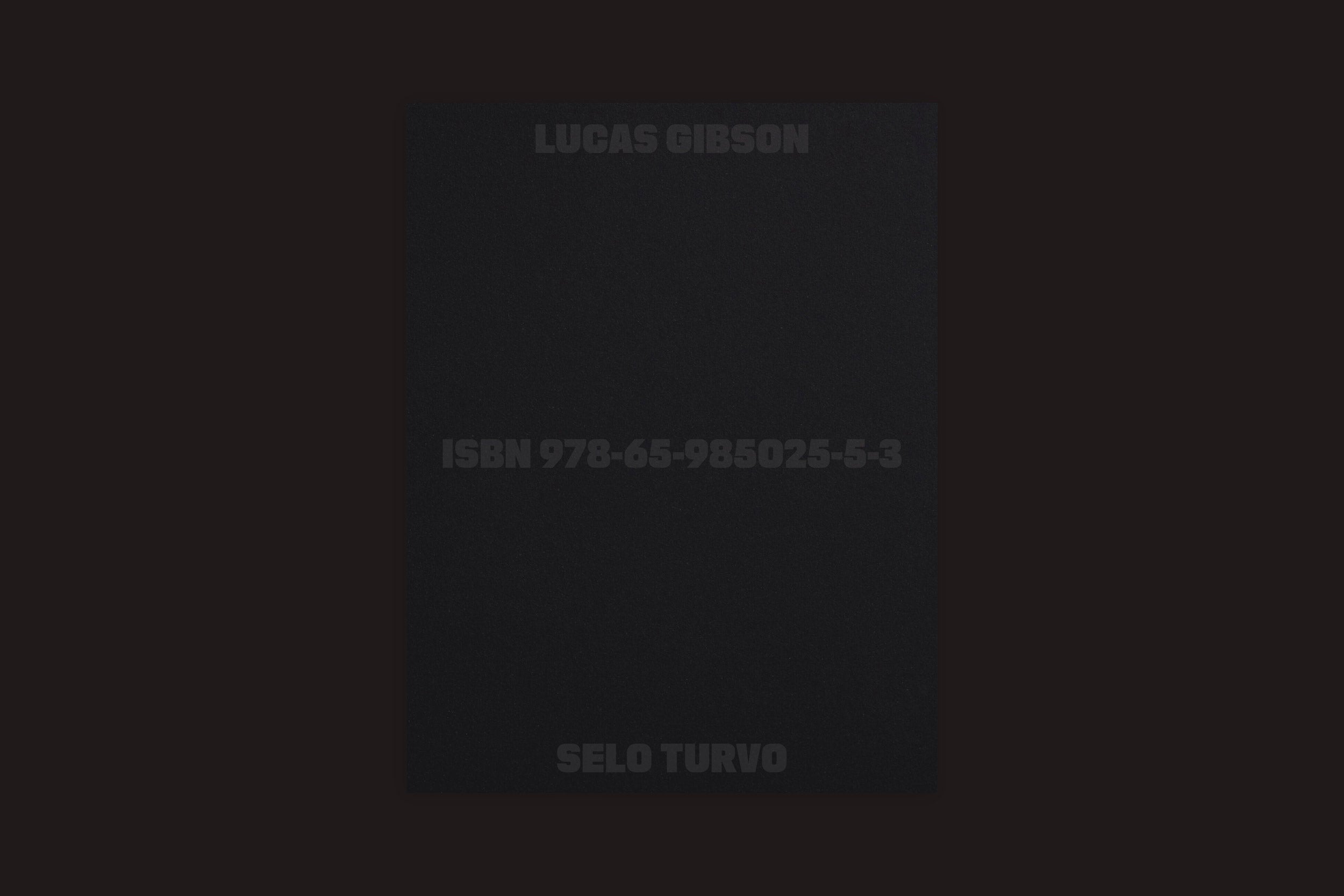 Uma capa escura com texto em cinza fraco mostra "Lucas Gibson: Shinsaibashi 2-18-9" na parte superior, evocando uma vibe de barco subterrâneo; ISBN 978-65-985025-5-3 no centro e Selo Turvo na parte inferior.