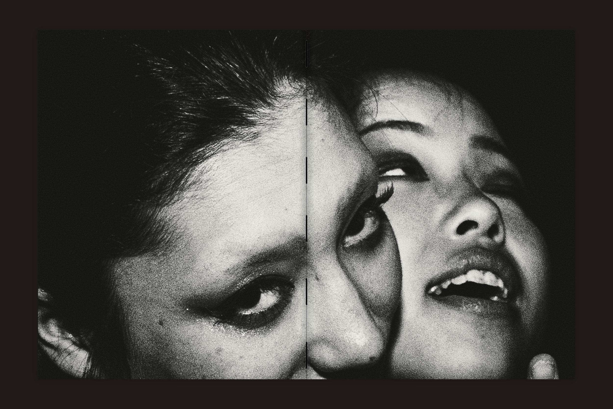 Imagem em close-up em preto e branco de duas mulheres - uma séria e outra sorridente - divididas por uma linha vertical. Evoca a fotografia de música eletrônica em um barco subterrâneo em Shinsaibashi, Japão. Produto: Lucas Gibson: Shinsaibashi 2-18-9 por Selo Turvo.