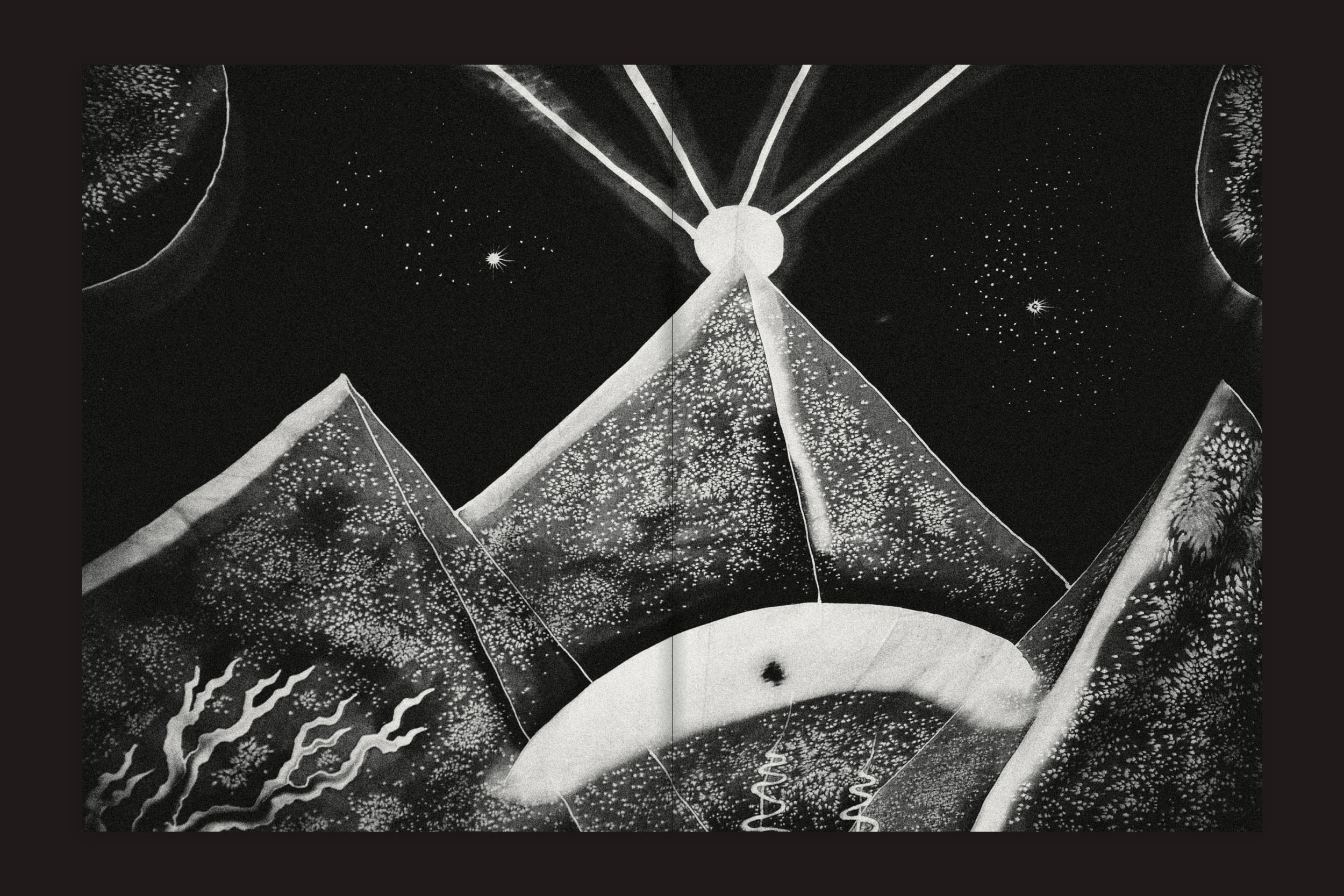 Lucas Gibson: Shinsaibashi 2-18-9 por Selo Turvo apresenta montanhas geométricas em preto e branco, um crescente, sol ou lua radiante, pontos semelhantes a estrelas e padrões cósmicos inspirados na energia vibrante de Shinsaibashi.