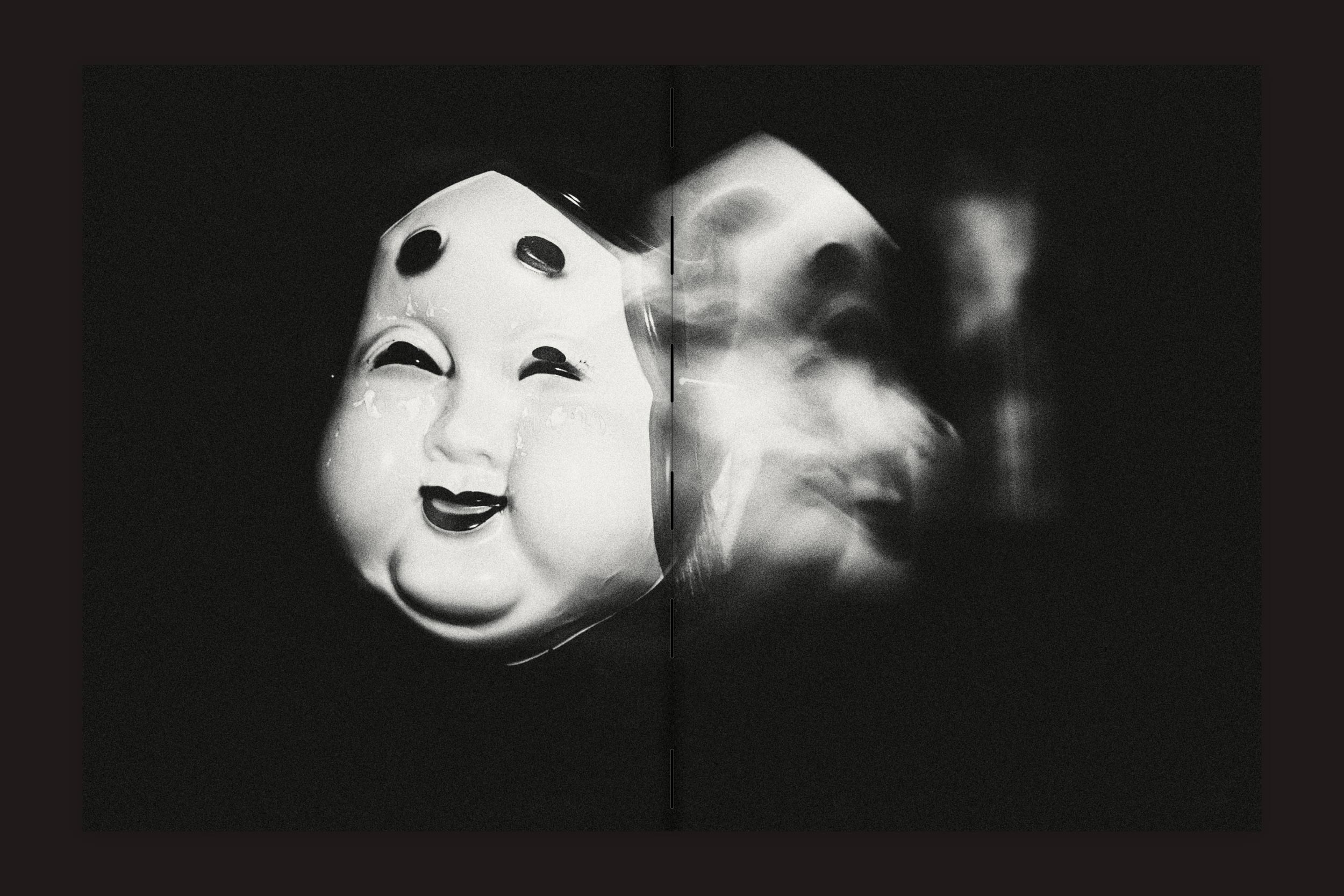 Fotografia eletrônica em preto e branco de uma máscara japonesa tradicional Noh sorridente com rosto redondo, movimento desfocado à direita, de Lucas Gibson: Shinsaibashi 2-18-9 por Selo Turvo.