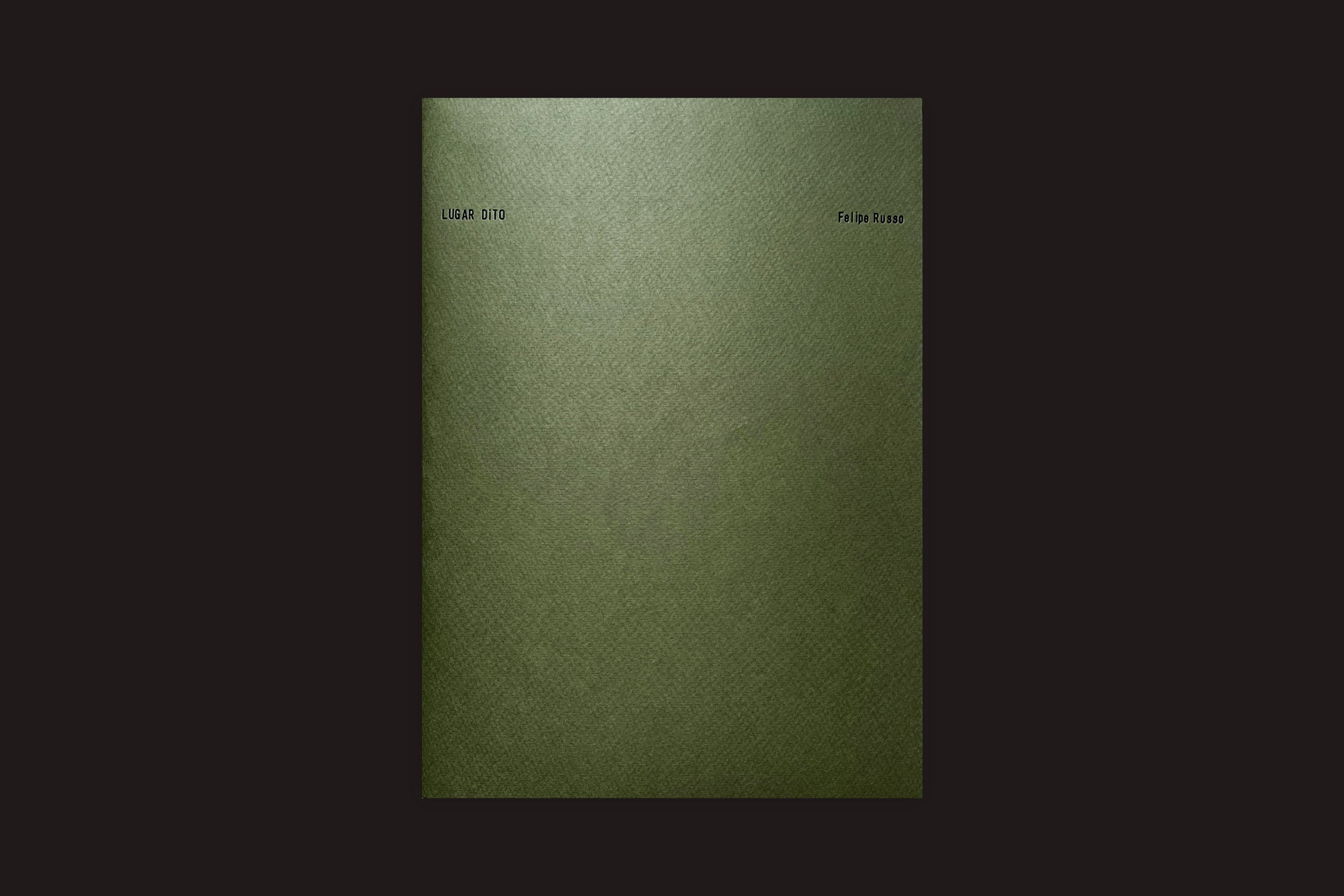 Uma capa de livro verde texturizada intitulada "Felipe Russo: Lugar Dito", da Auto-edição, com um pequeno texto em preto e inspirado nas fotografias Vale do Rio Aveyron e Felipe Russo, destaca-se em um fundo preto marcante.