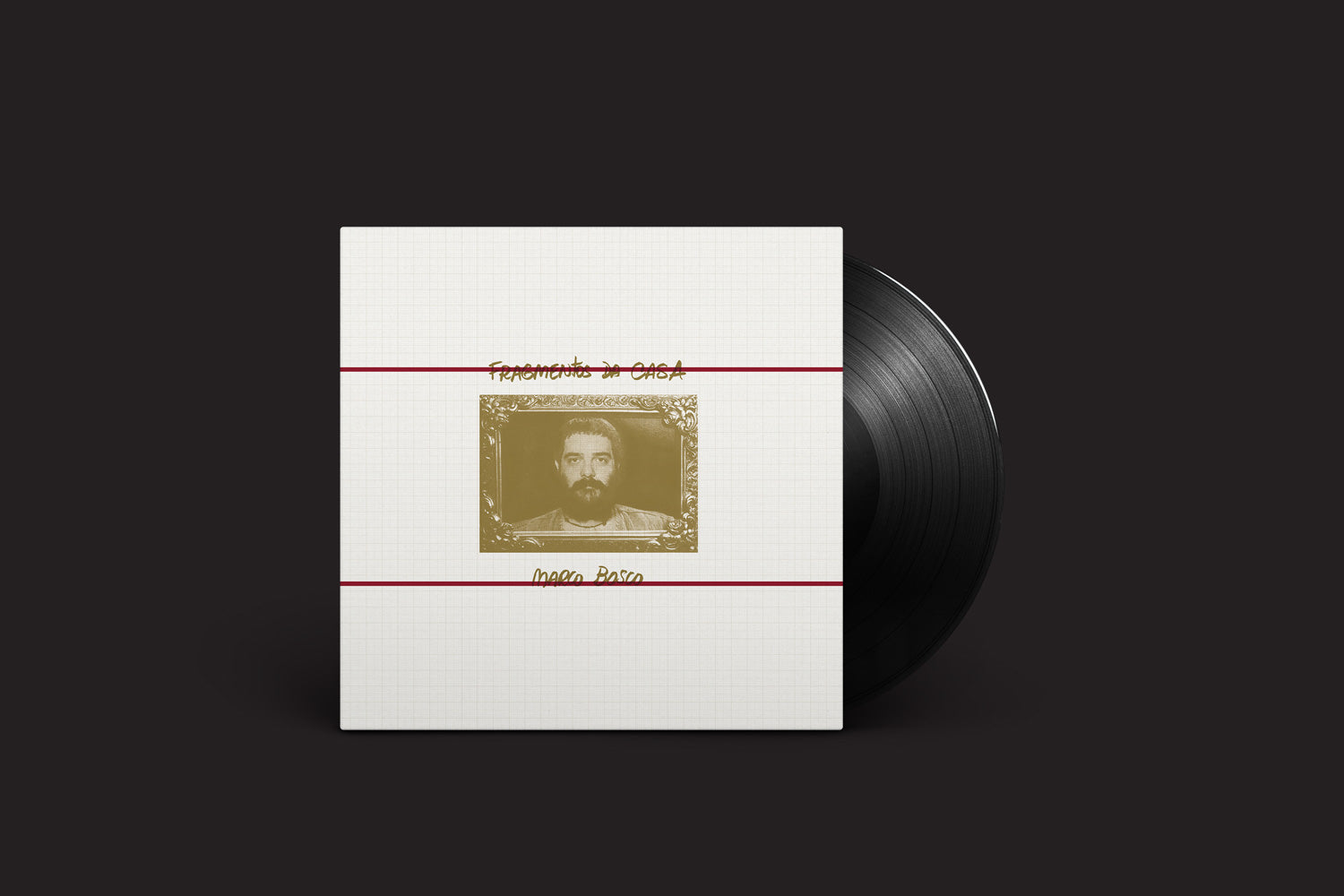 Um disco de vinil parcialmente em sua capa, que tem uma capa branca com padrão de grade. A capa apresenta um retrato em sépia de uma pessoa barbada em uma moldura decorativa, com "Marco Bosco: Fragmentos Da Casa" escrito à mão e Nada Nada Discos acima e abaixo.