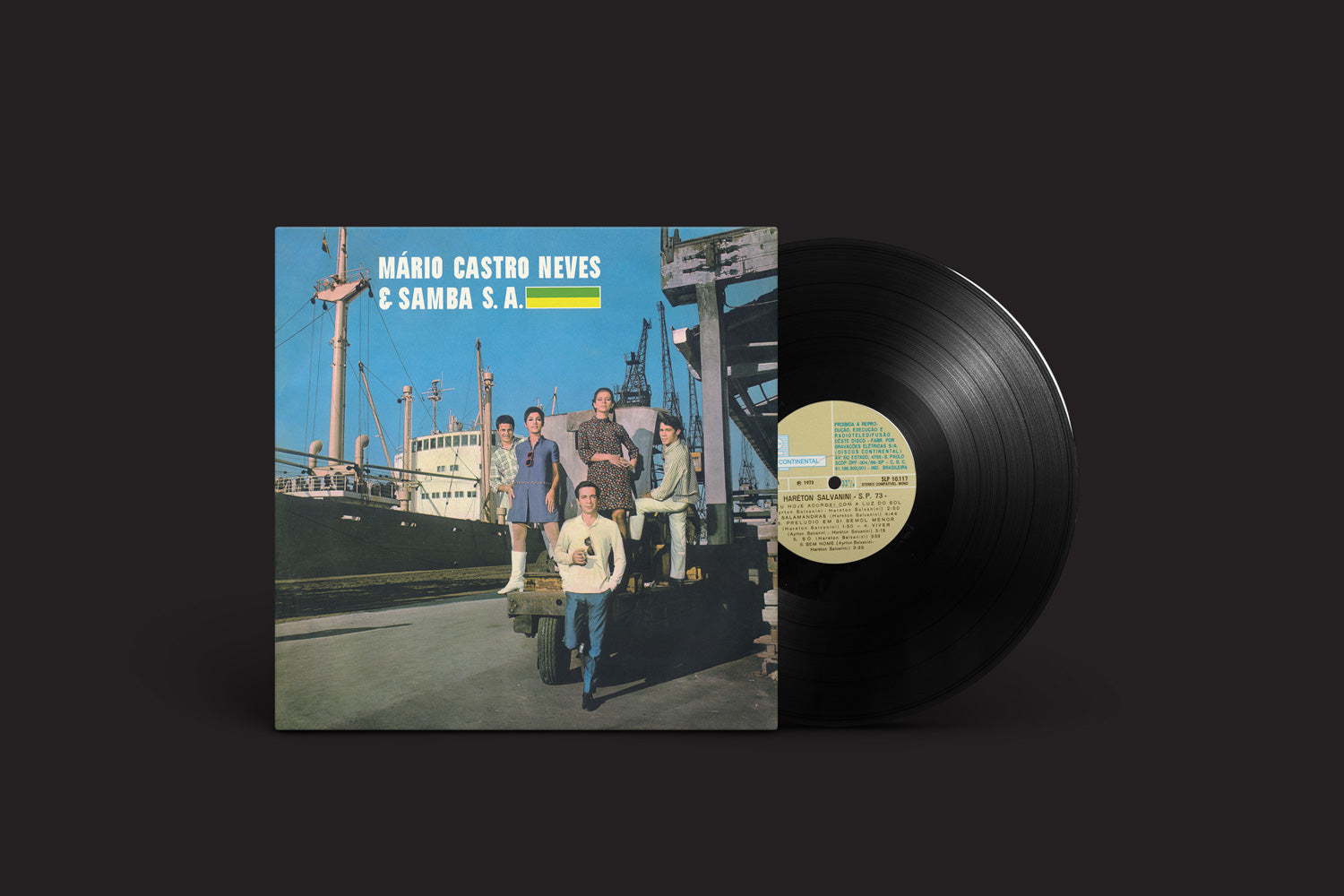 Um disco de vinil sai de sua capa: "Mário Castro Neves & Samba S.A.: 1967", de Mr Bongo. A capa mostra cinco homens em um cais com um navio e equipamentos industriais, ecoando vibrações de samba e bossa nova.