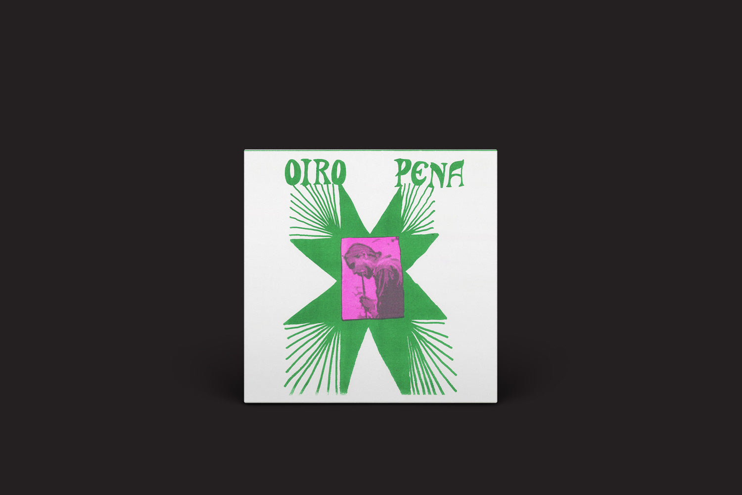 Um pôster tem um design de estrela verde com Oiro Pena no topo e apresenta um retângulo rosa exibindo uma foto em preto e branco de uma pessoa no centro, em contraste com ecos de música pré-histórica, tudo em um fundo preto. Produto: Oiro Pena: s/t (2019) por Ultraääni.