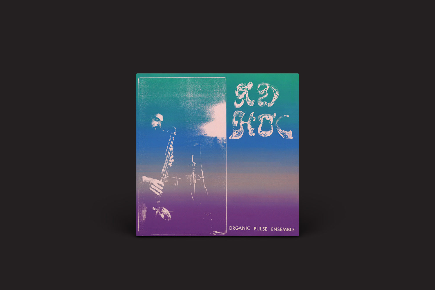 A capa do álbum Organic Pulse Ensemble: Ad Hoc do Ultraääni apresenta um gradiente azul-petróleo, azul e roxo, com Gustav Horneij tocando saxofone à esquerda e o texto estilizado “AD HOC” com “ORGANIC PULSE ENSEMBLE” abaixo à direita.