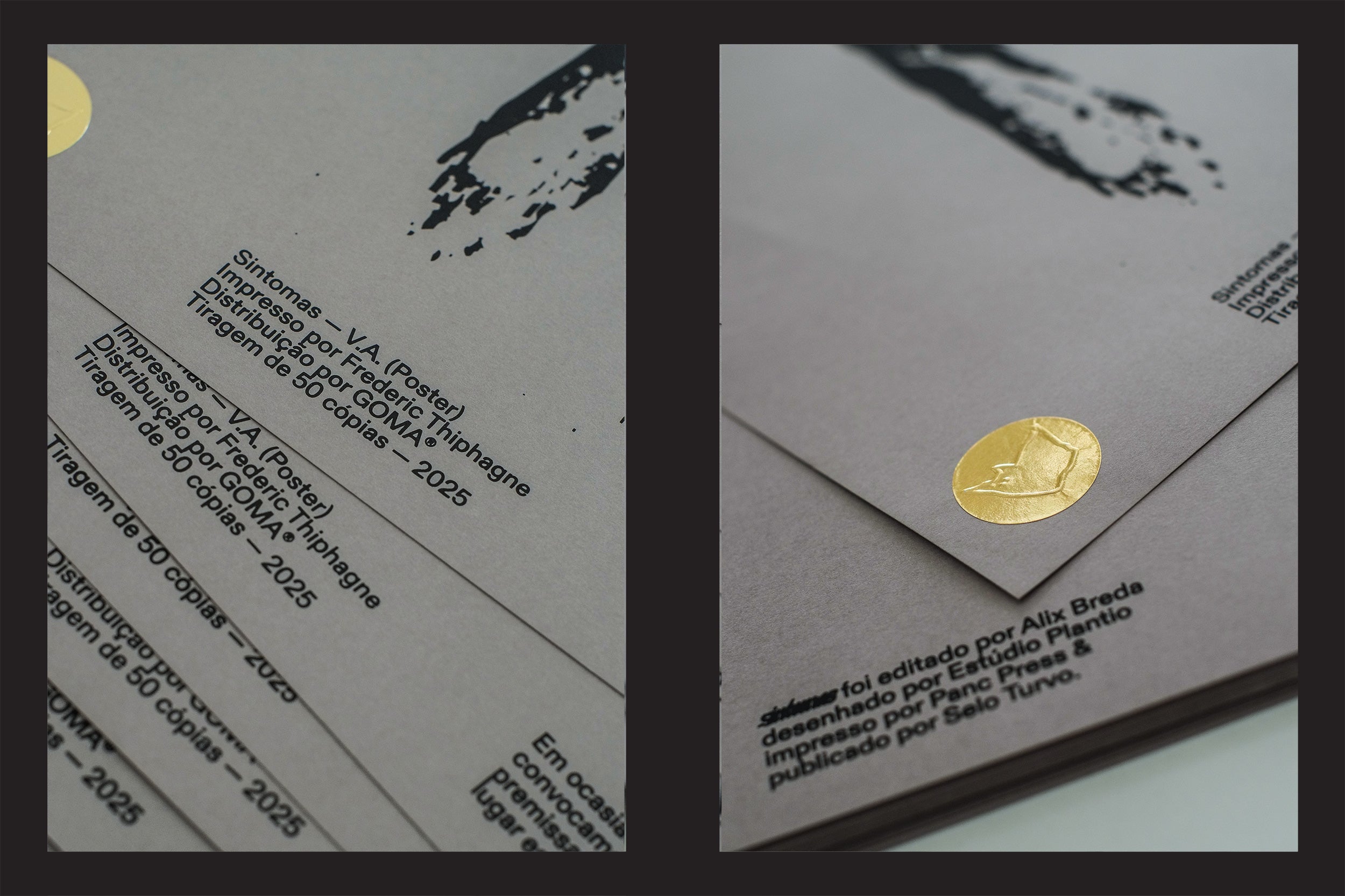 Close-up de Sintomas: Selo Turvo da GOMA® — papel português cinza com texto preto, um selo dourado em relevo, semelhante a um cartaz serigráfico de edição limitada empilhado de um lado e o selo dourado do outro.