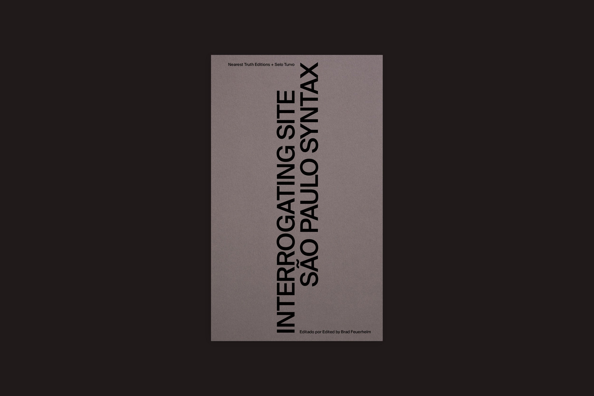 Uma capa cinza com texto em preto que diz "Interrogating Site - São Paulo Syntax: v/a", do Selo Turvo, apresenta texto vertical e pequeno na parte superior/inferior em um fundo escuro, inspirado nos estilos de fotografia experimental e risografia.
