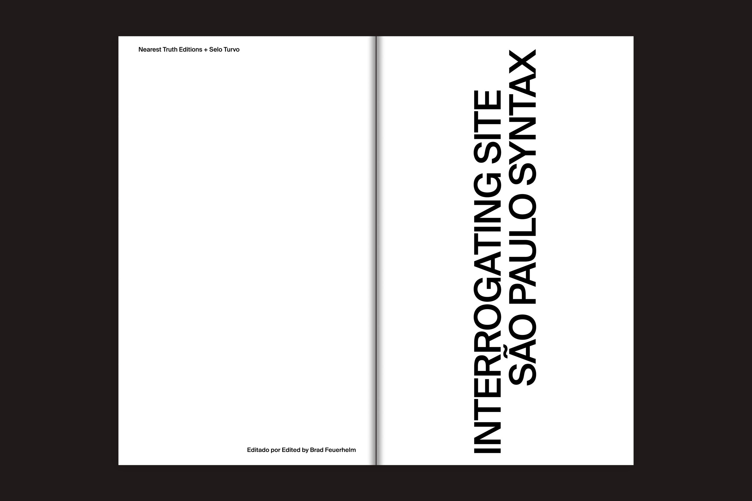 Um livro aberto de Selo Turvo, "Interrogating Site - São Paulo Syntax: v/a", apresenta uma página esquerda em branco com um pequeno texto e uma página direita com a frase em negrito na vertical "INTERROGATING SITE SÃO PAULO SYNTAX", inspirada na observação urbana e na estética da risografia.