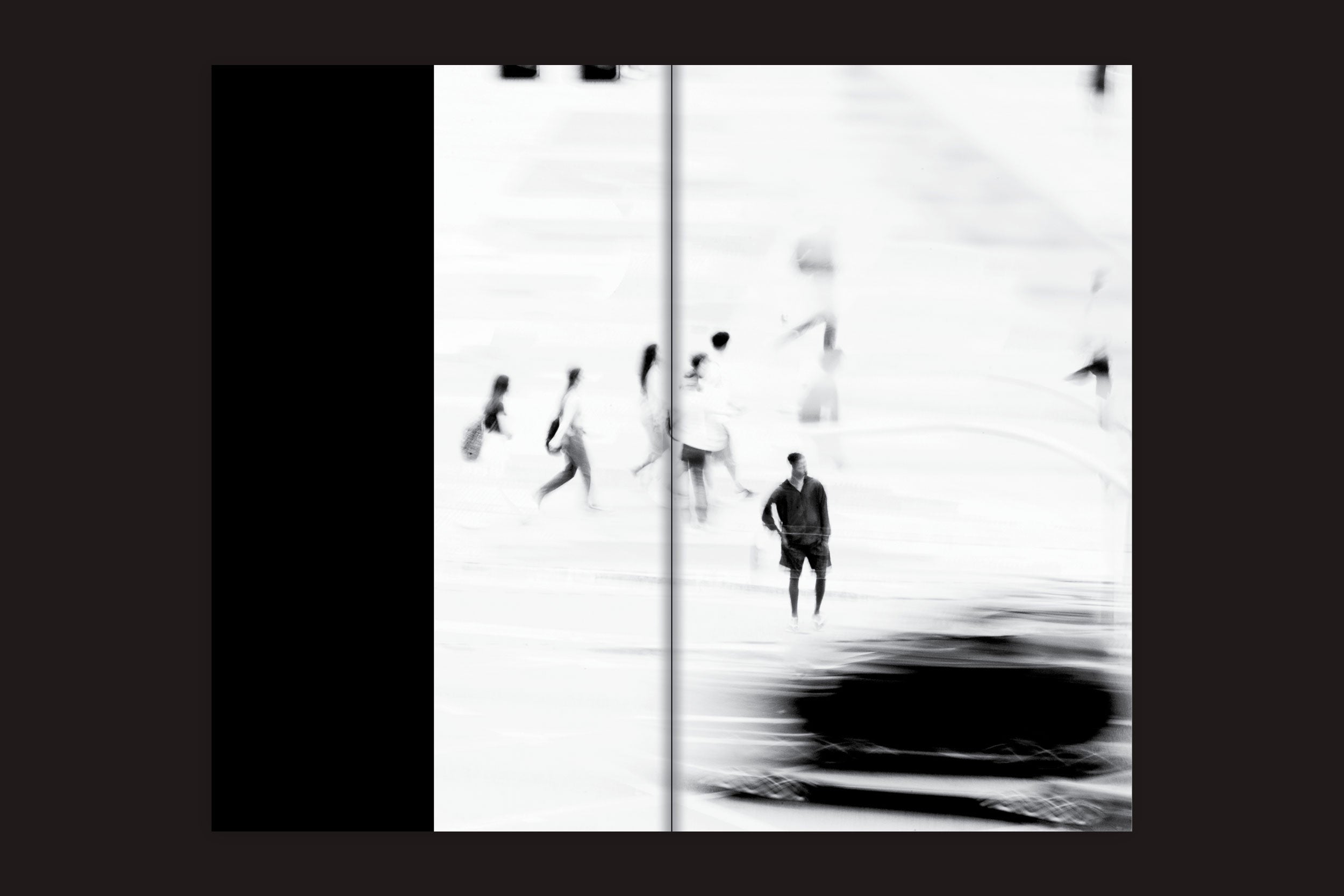 Interrogating Site - São Paulo Syntax: v/a", de Selo Turvo, apresenta uma imagem em preto e branco de alto contraste, evocando a risografia, com figuras da cidade borradas e um carro em movimento separados por uma linha vertical - capturando a atmosfera urbana dinâmica de São Paulo.