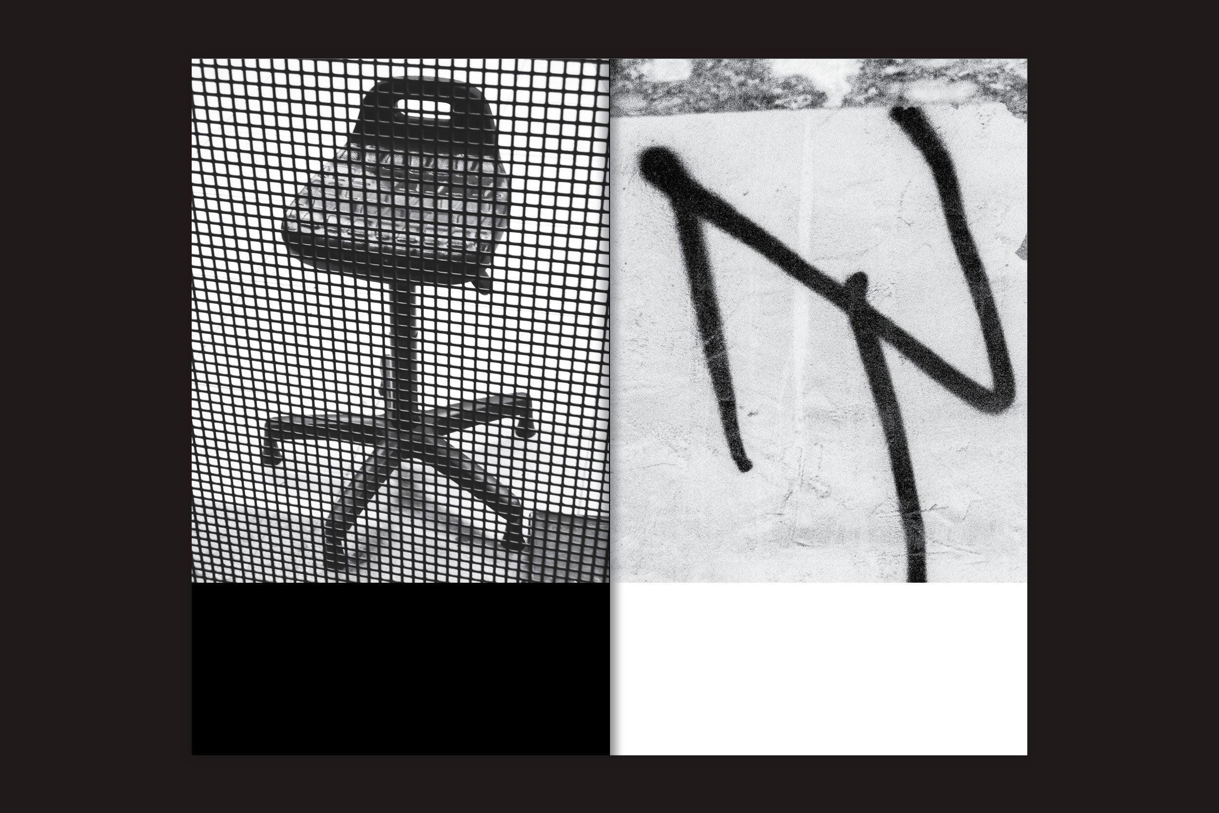 Uma cadeira de escritório preta atrás de uma grade de malha fica ao lado de uma parede branca com um ousado grafite em ziguezague - uma cena urbana apresentada em "Interrogating Site - São Paulo Syntax: v/a", de Selo Turvo, perfeita para a observação do ambiente urbano ou oficinas de fotografia.
