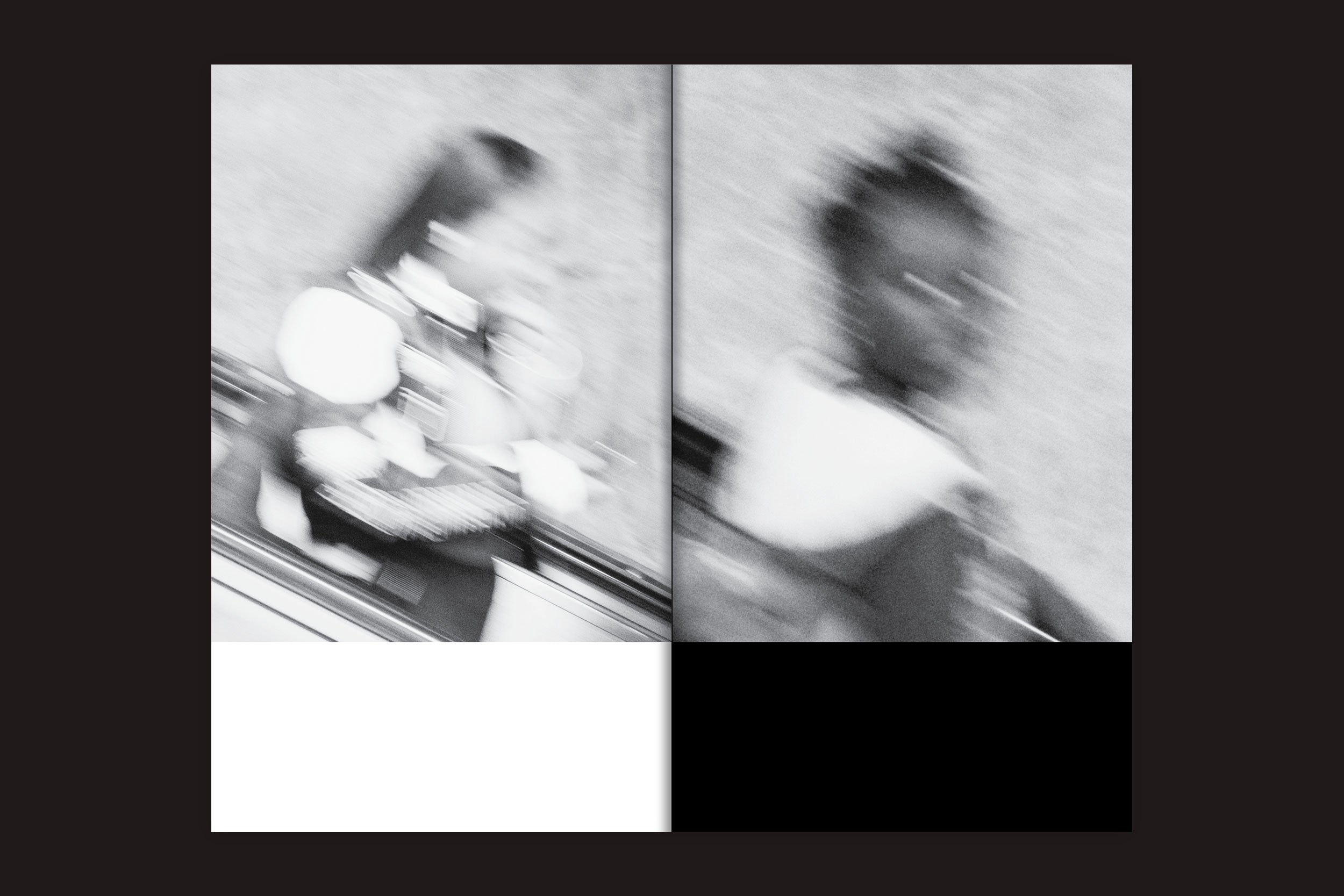 A capa de Interrogating Site - São Paulo Syntax: v/a, de Selo Turvo, apresenta uma imagem borrada em preto e branco de duas pessoas em uma escada rolante, inspirada na risografia e na observação urbana, com retângulos em negrito ancorando cada lado.